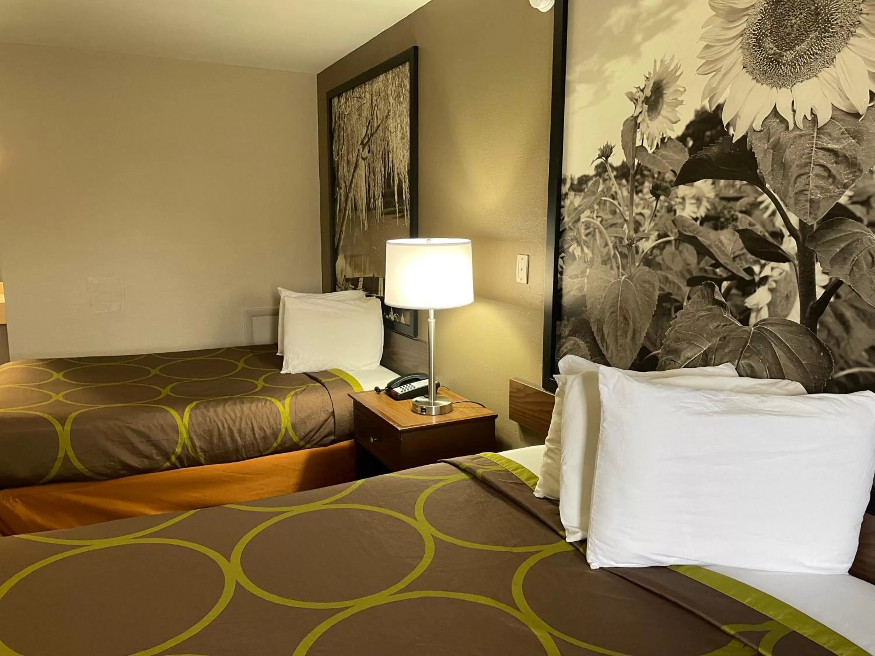 Bed in Deluxe Inn & Suites