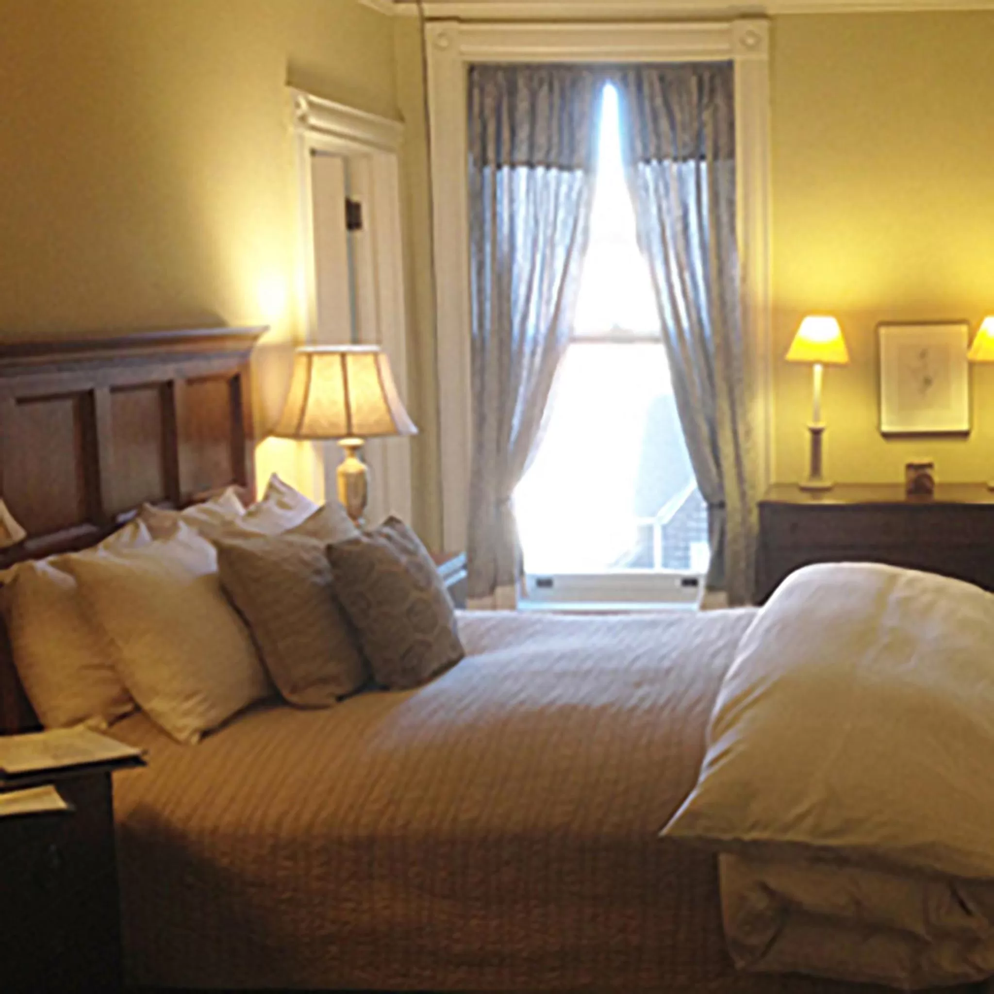 Queen Library Suite- Walk Up in Morgan State House Inn