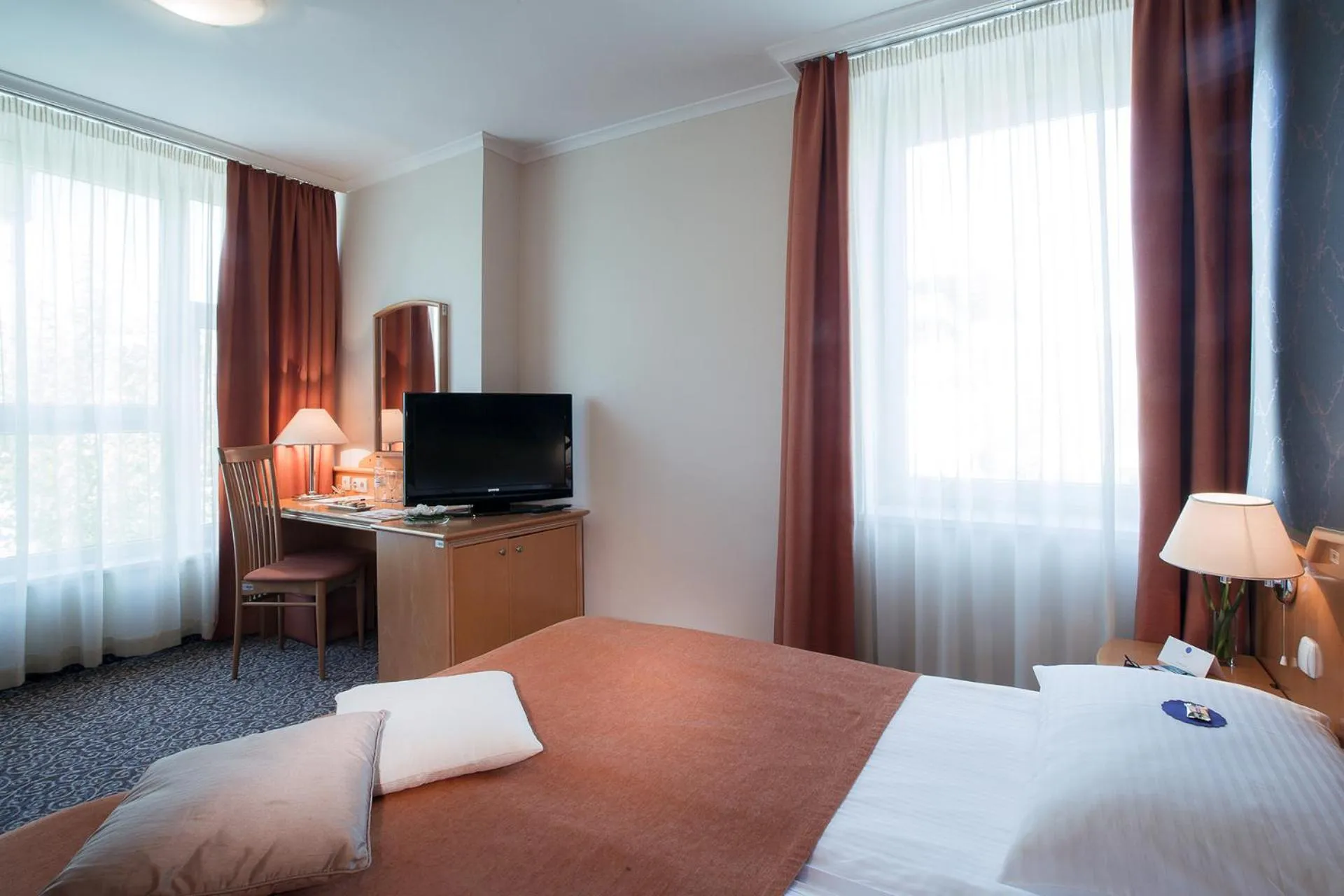 Day, Bed in Hotel Paka