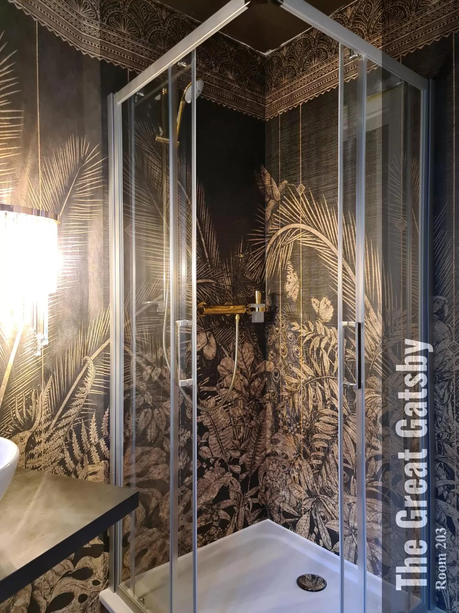 Shower in The Henry Self Check-In Guesthouse