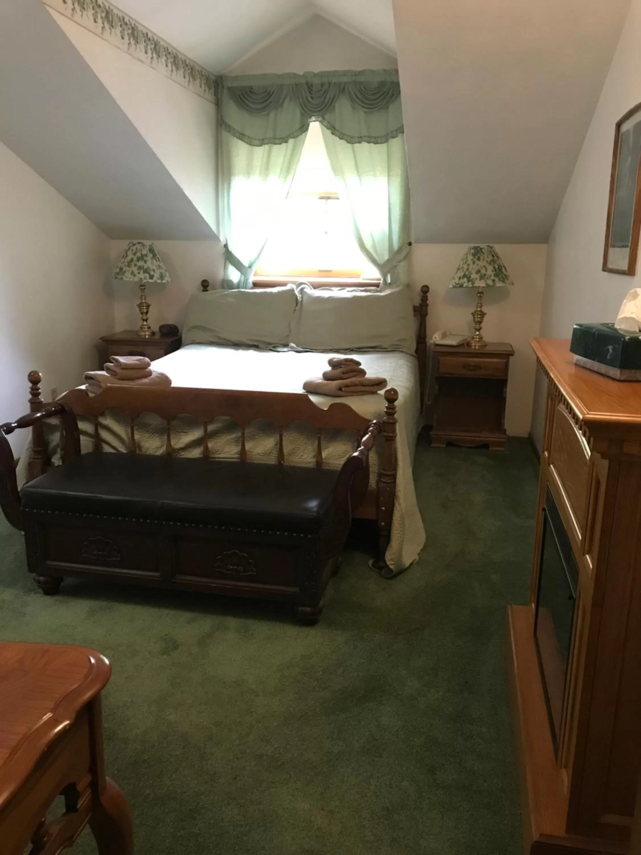 Deluxe Queen Room in 7 Gables Inn & Suites