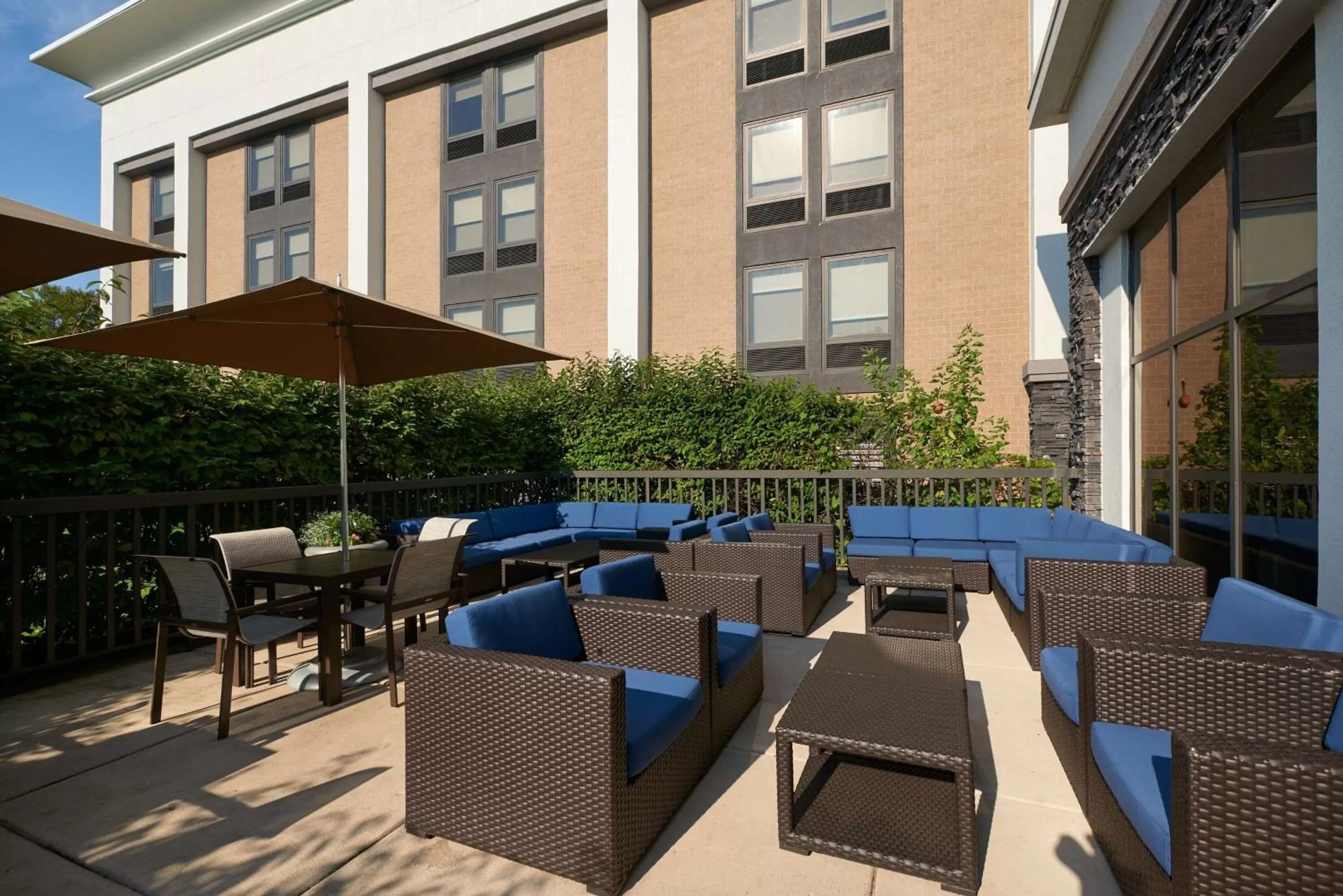 Patio in Hampton Inn Ann Arbor-South