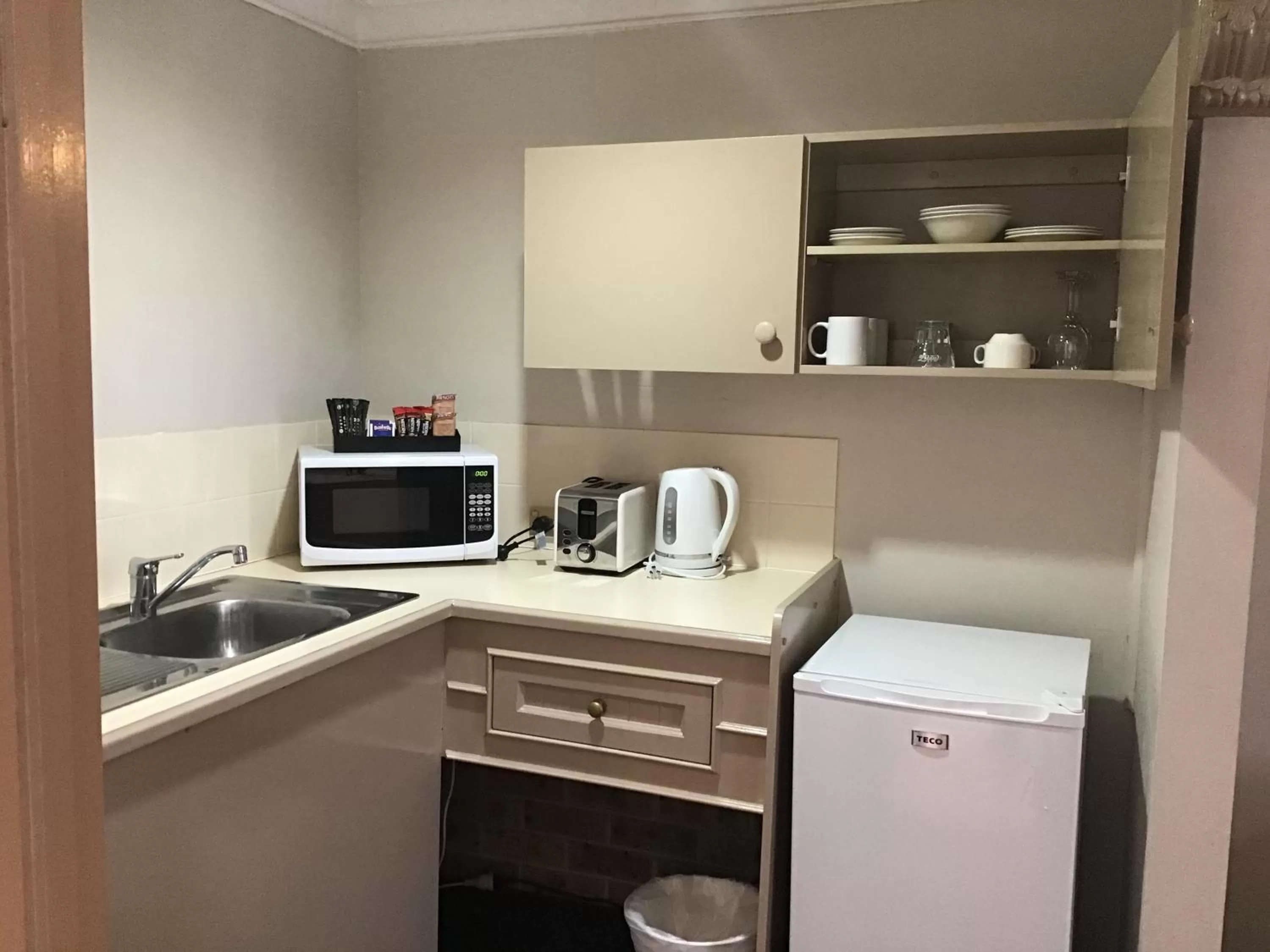 Kitchen or kitchenette in Heritage Motor Inn Goulburn