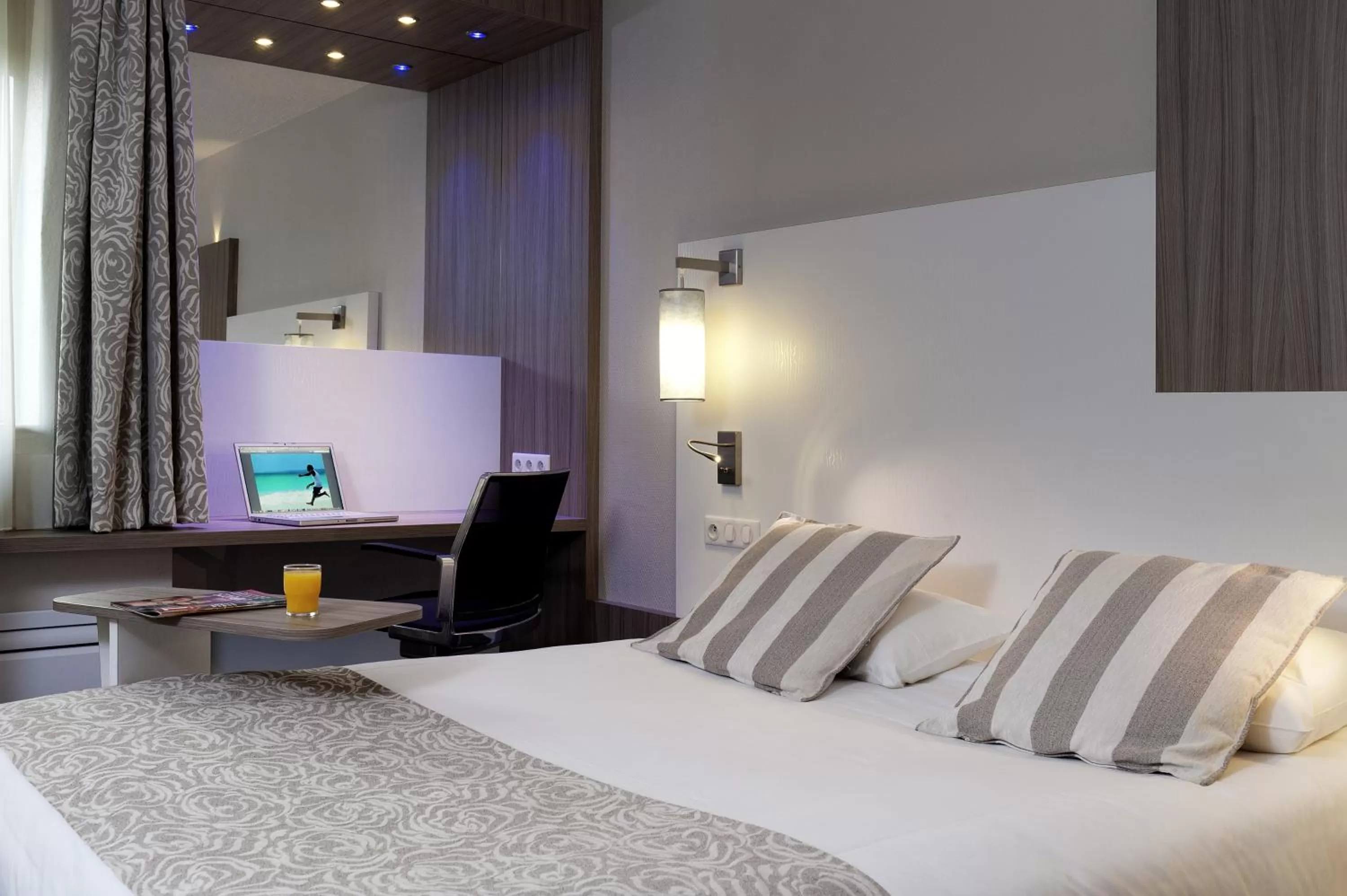 Bedroom, Bed in ibis Styles Melun