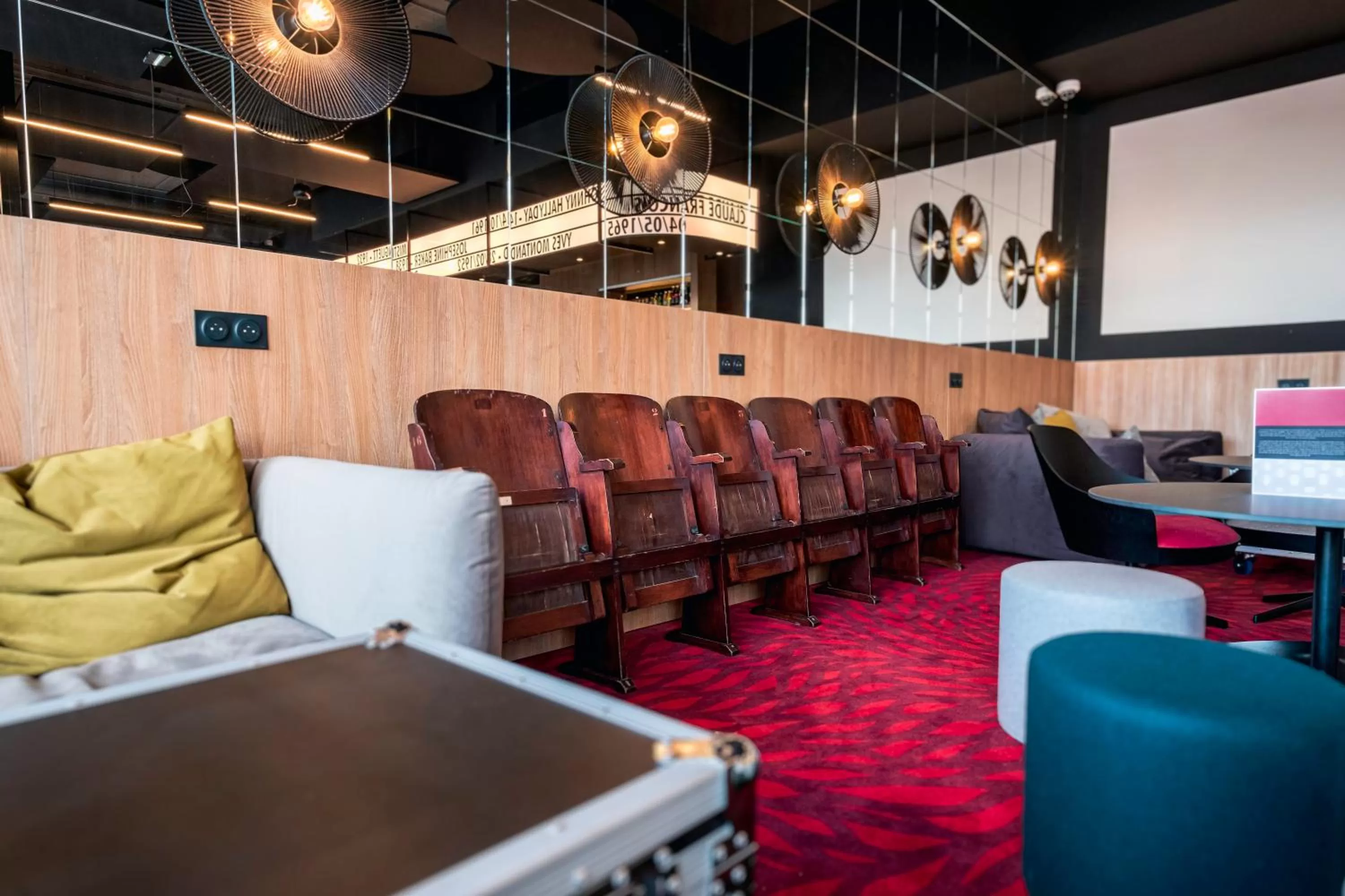 Lounge or bar in ibis Styles Lens Centre Gare