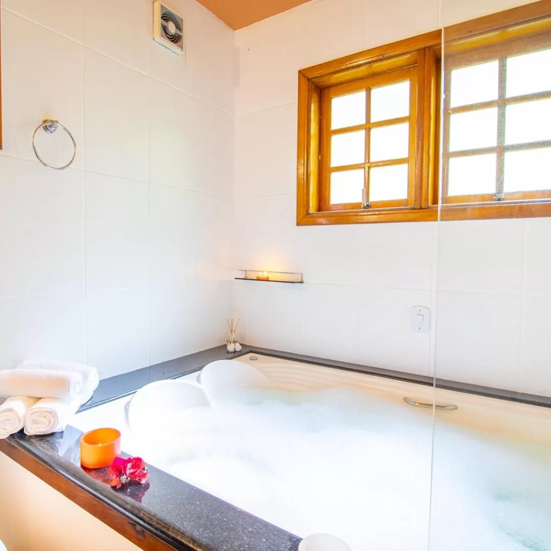 Hot Tub, Bathroom in Pousada Ricanto Amore Mio