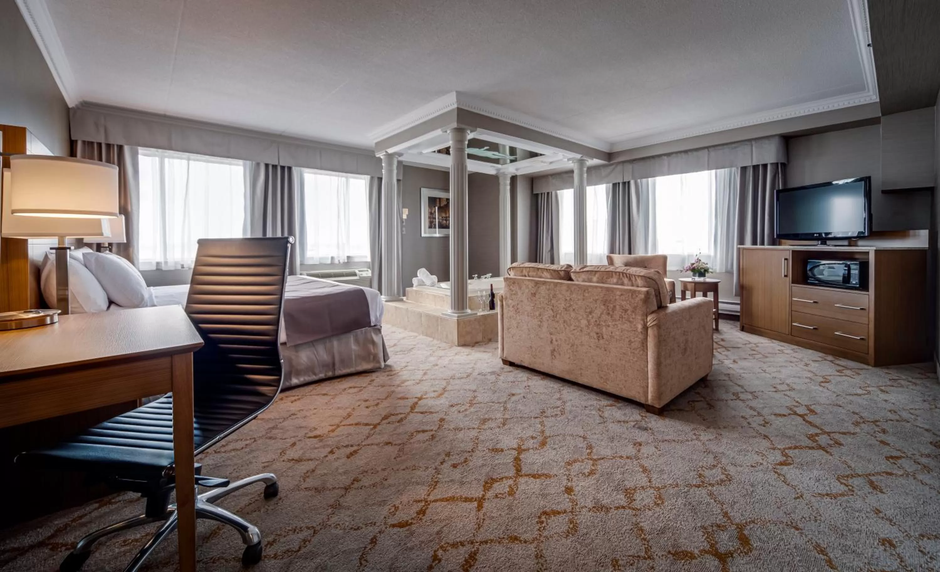 Photo of the whole room, Bed in Monte Carlo Inn Vaughan Suites