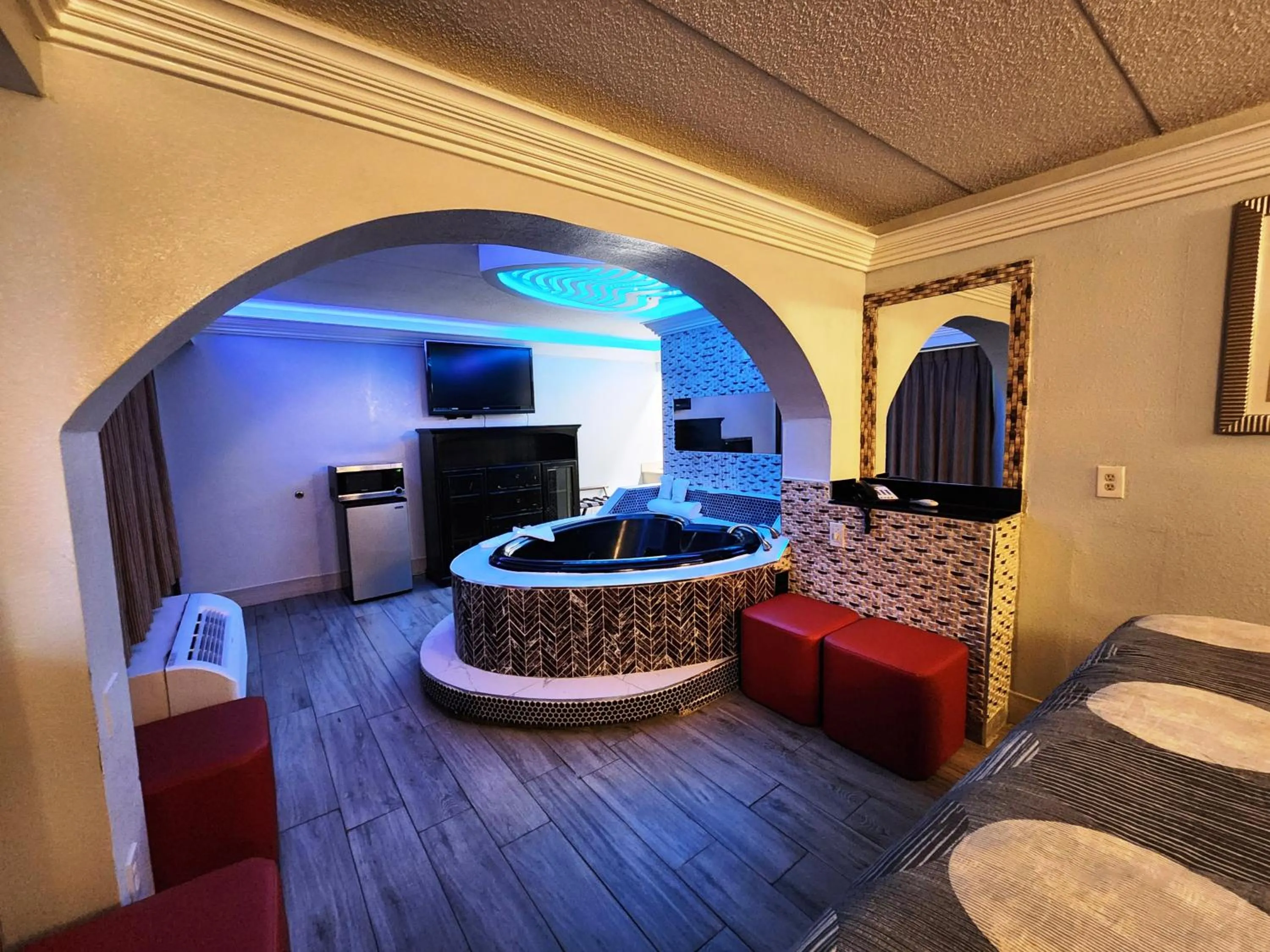 Hot Tub, Bed in Americas Best Value Inn and Suites Little Rock