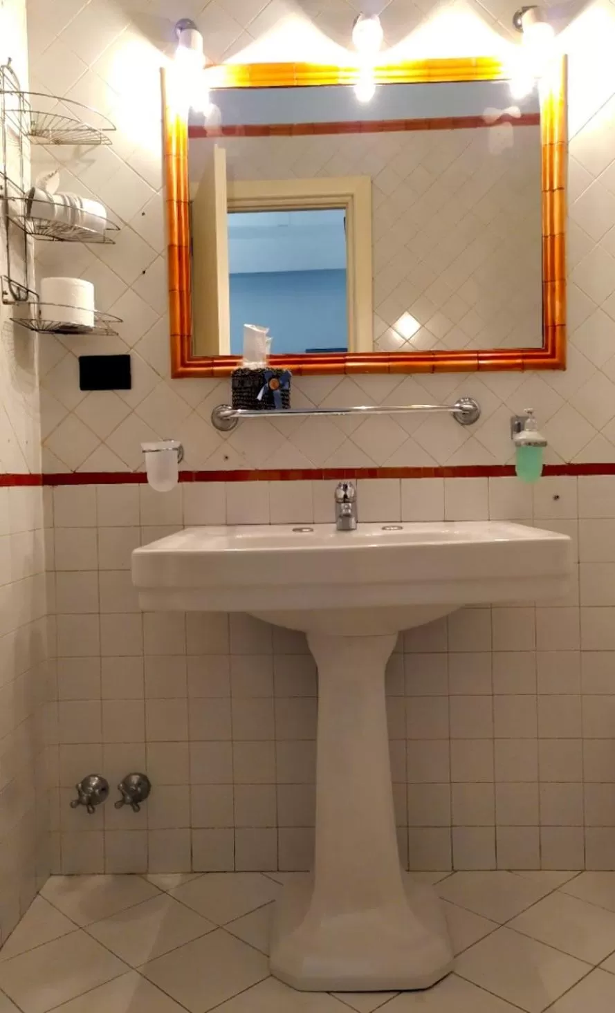 Bathroom in B&B Terra Mia Napoli
