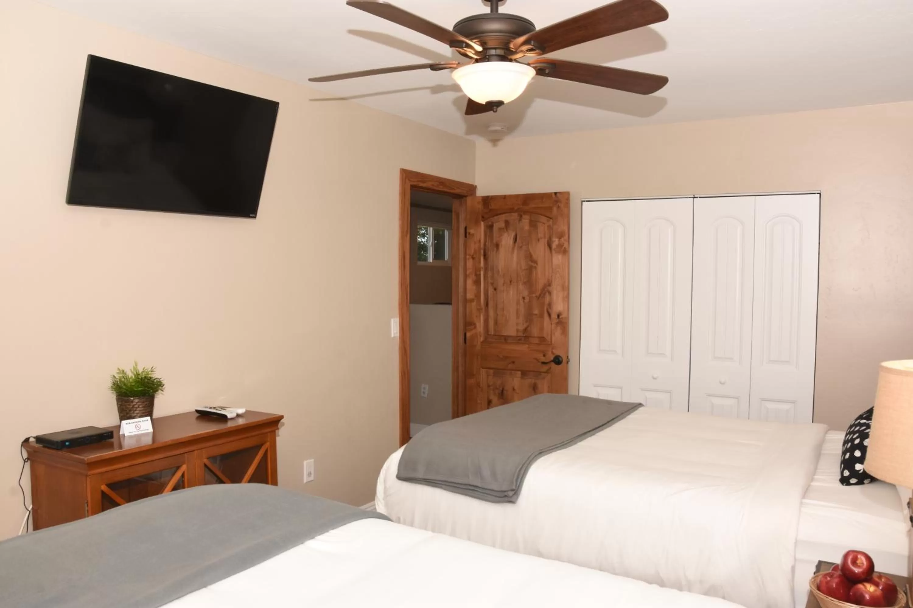 Bedroom, Bed in Apple Tree Inn