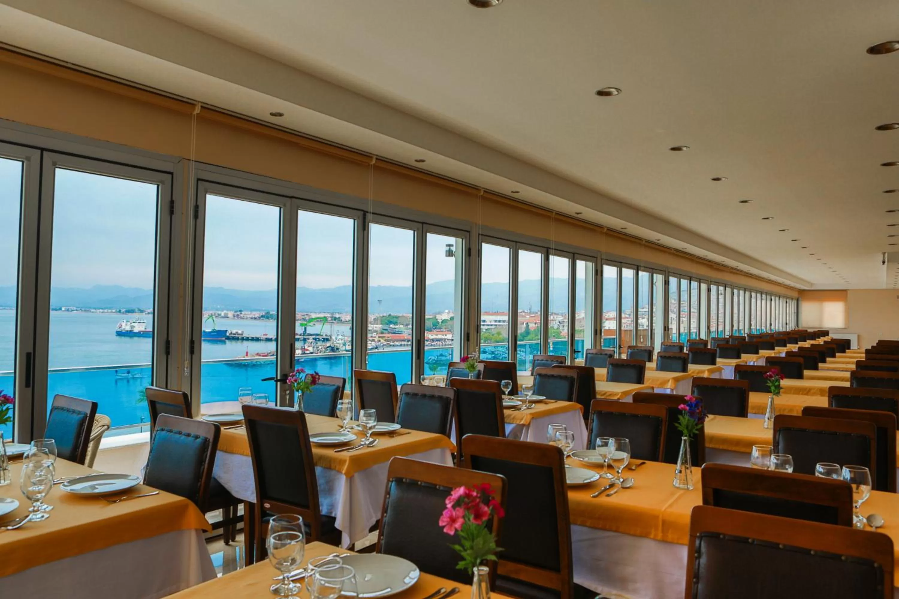 Restaurant/places to eat in Perla Hotel