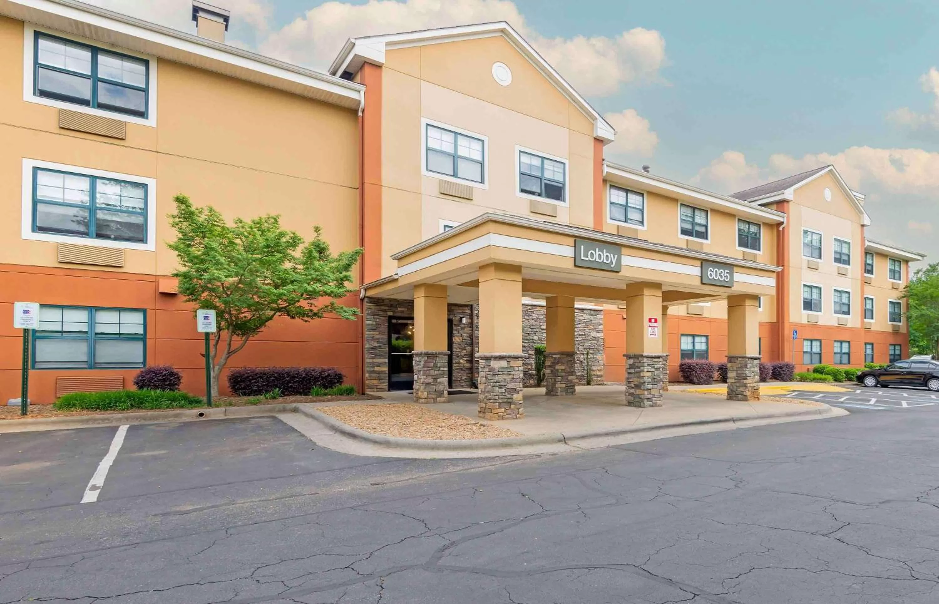 Property building in Extended Stay America Select Suites - Charlotte - Tyvola Rd