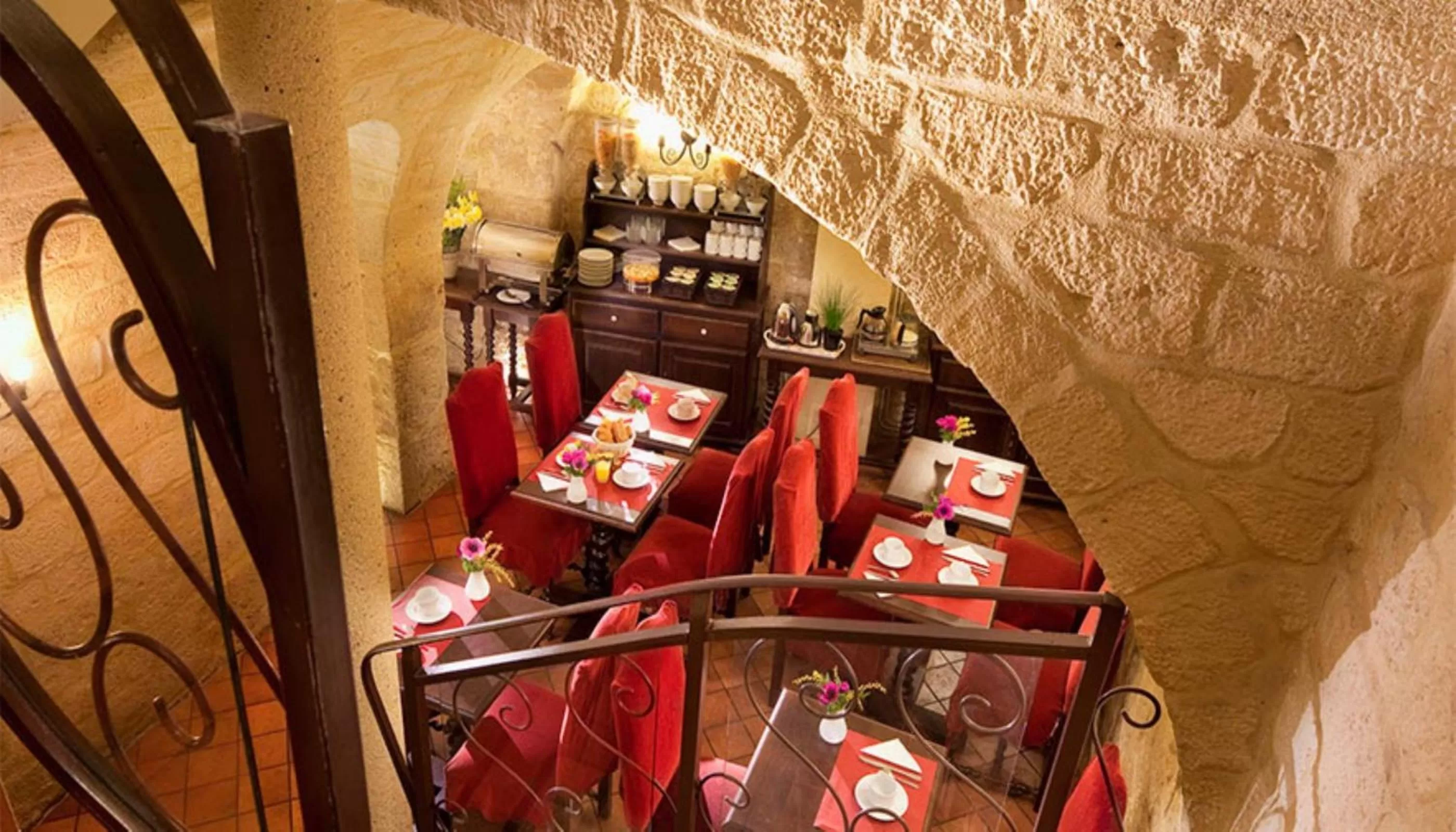 Restaurant/places to eat in Castex Hotel