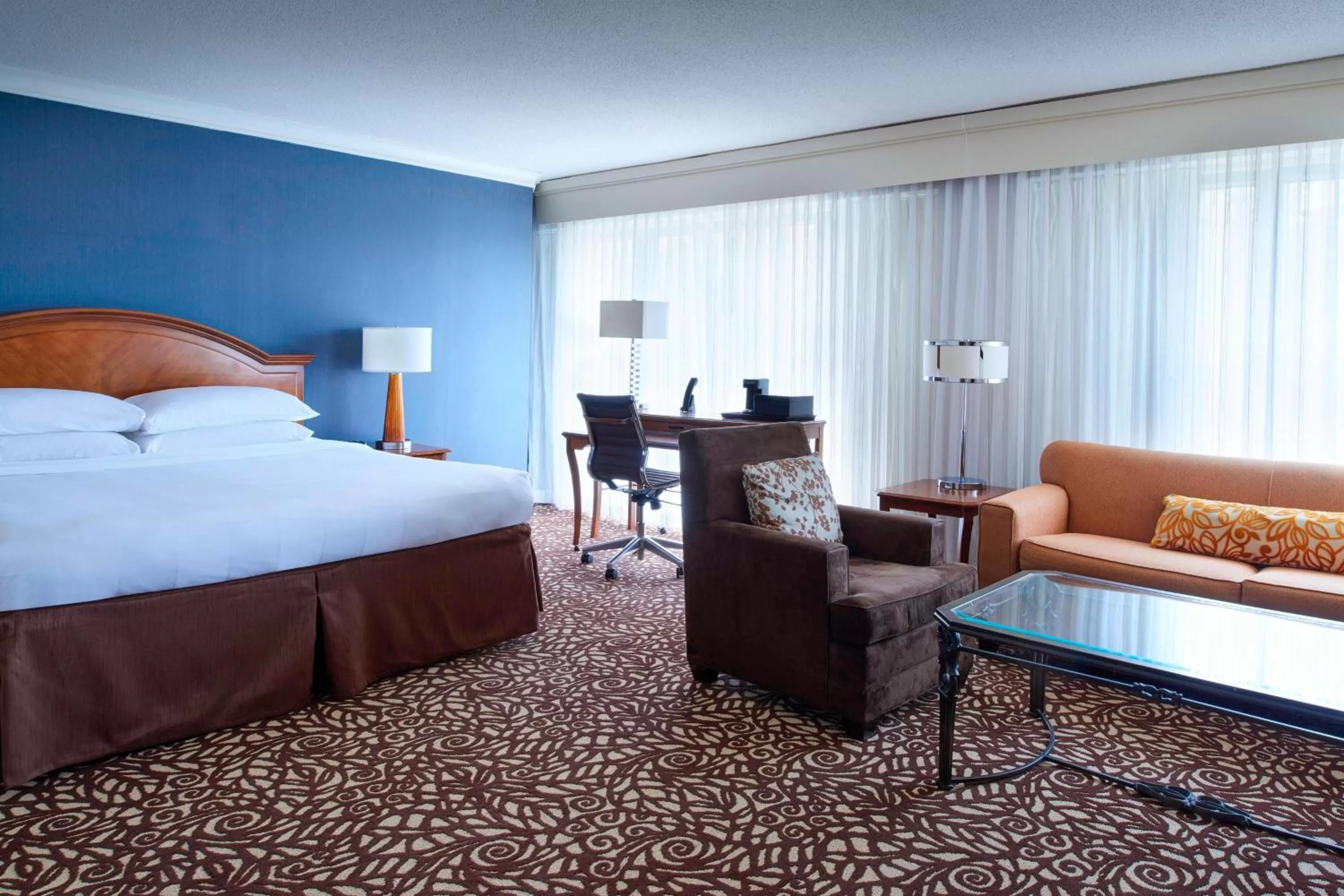 Photo of the whole room, Bed in Milwaukee Marriott West