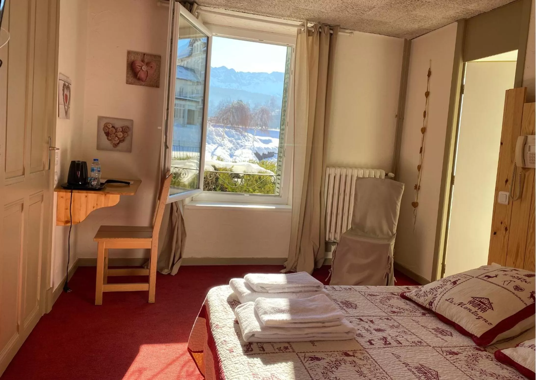 Bedroom in Hôtel Le Dauphin