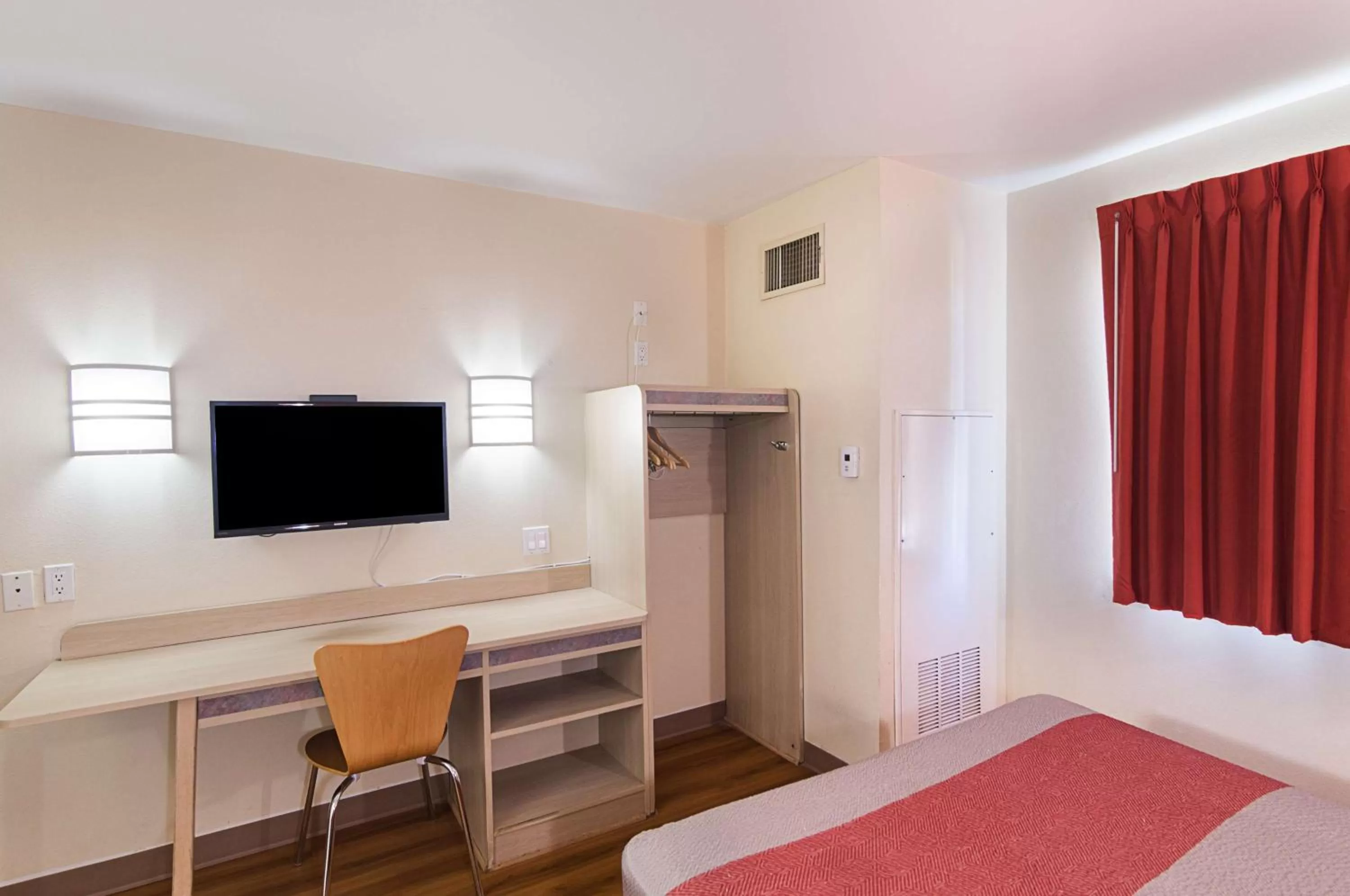 TV and multimedia, Bed in Motel 6-Terrell, TX