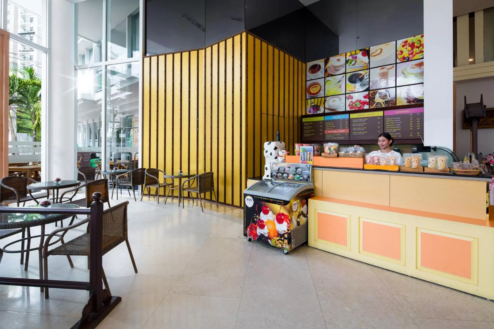 Lounge or bar in Aiyara Grand Hotel