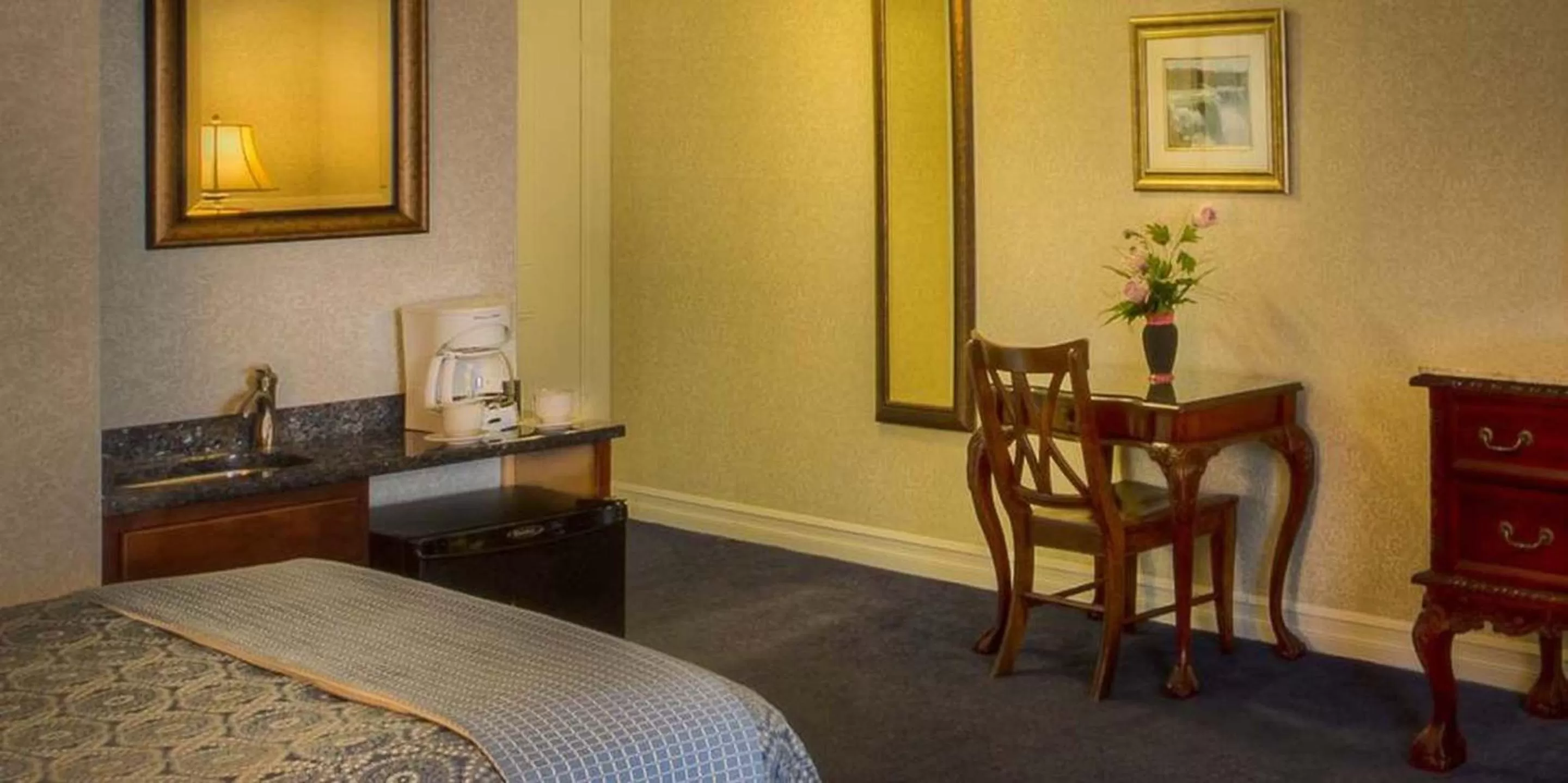 Seating area, Bed in Red Coach Inn