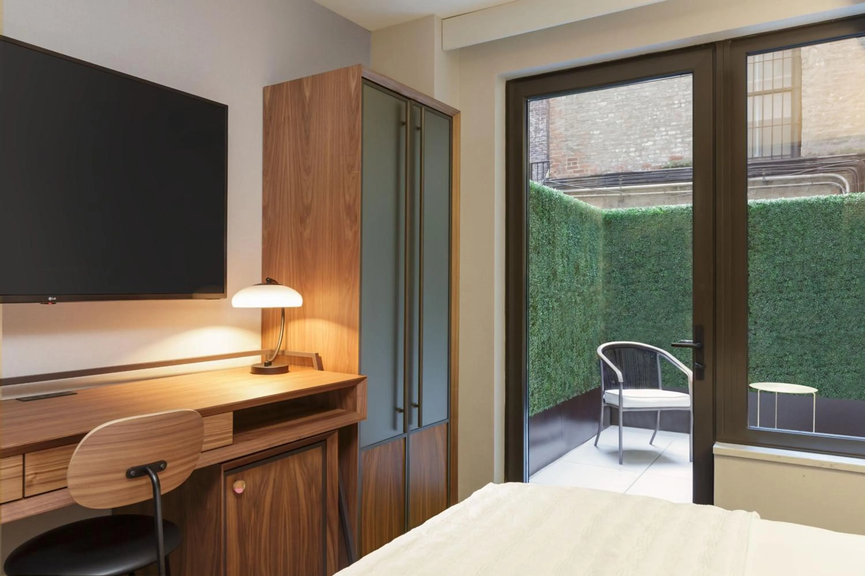 Photo of the whole room, Bed in Le Meridien New York, Fifth Avenue