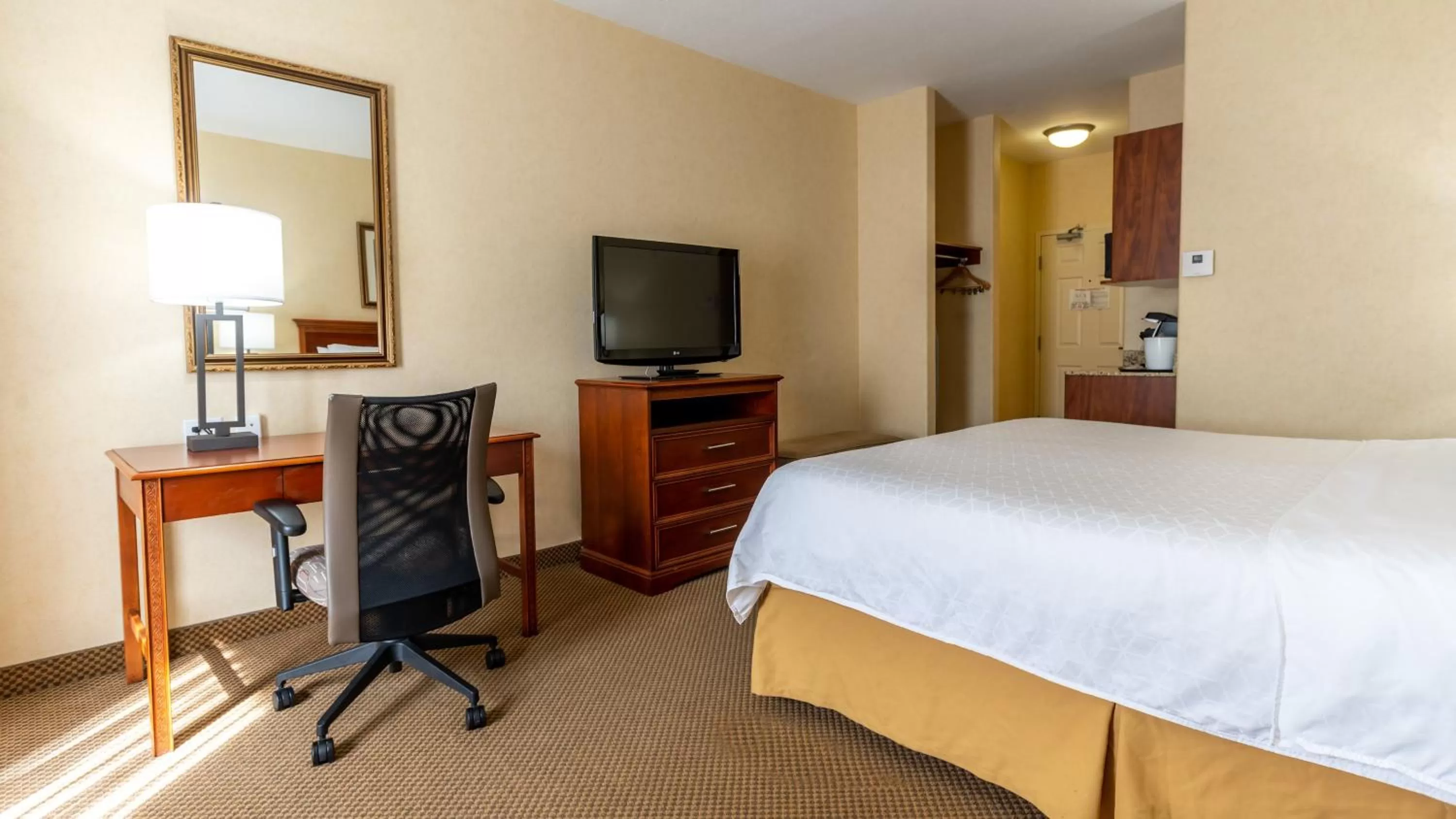 Photo of the whole room, Bed in Holiday Inn Express Hotel & Suites - Edmonton International Airport by IHG