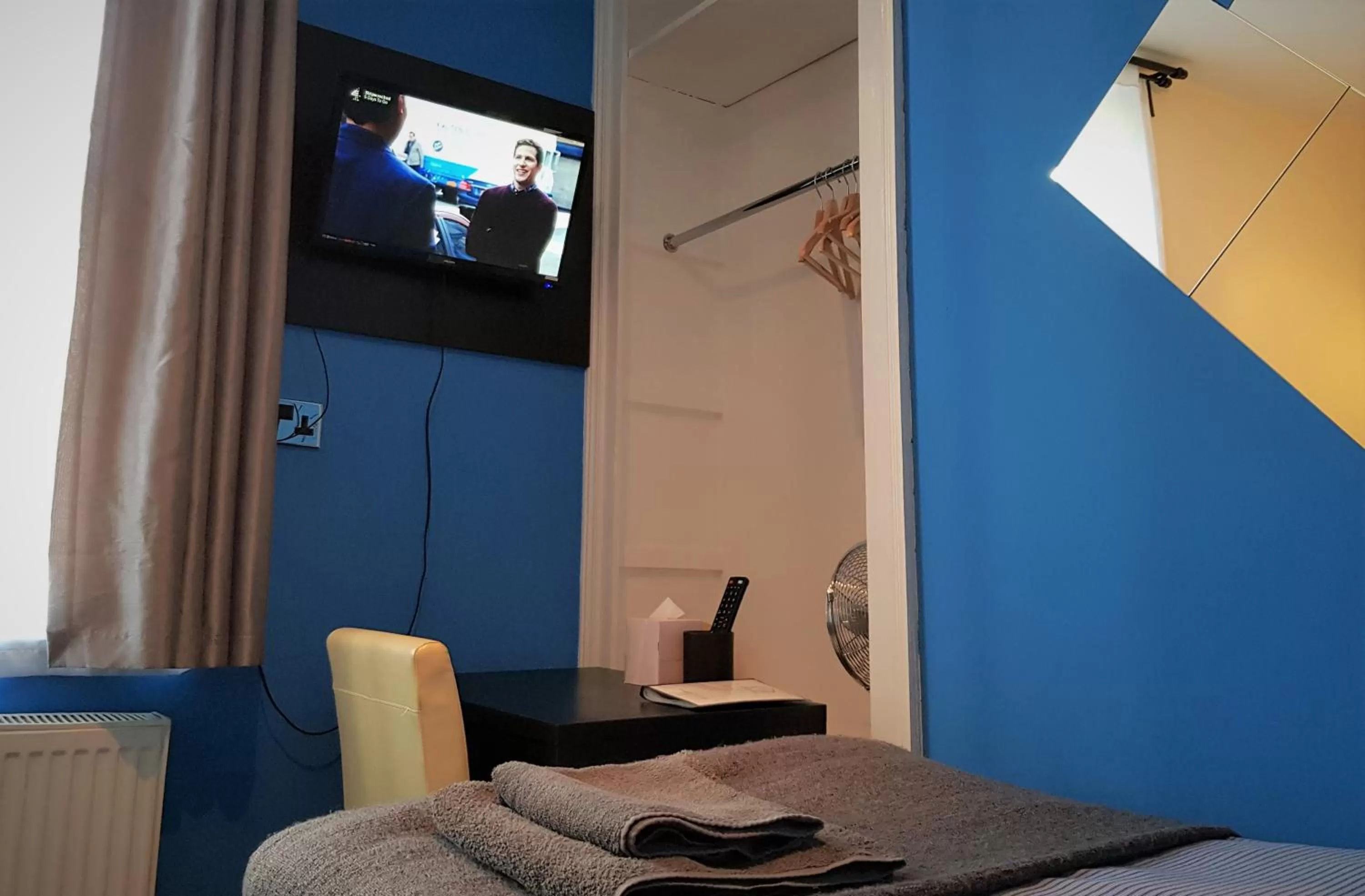 Decorative detail, Bed in Robin 7 Lodge City Centre