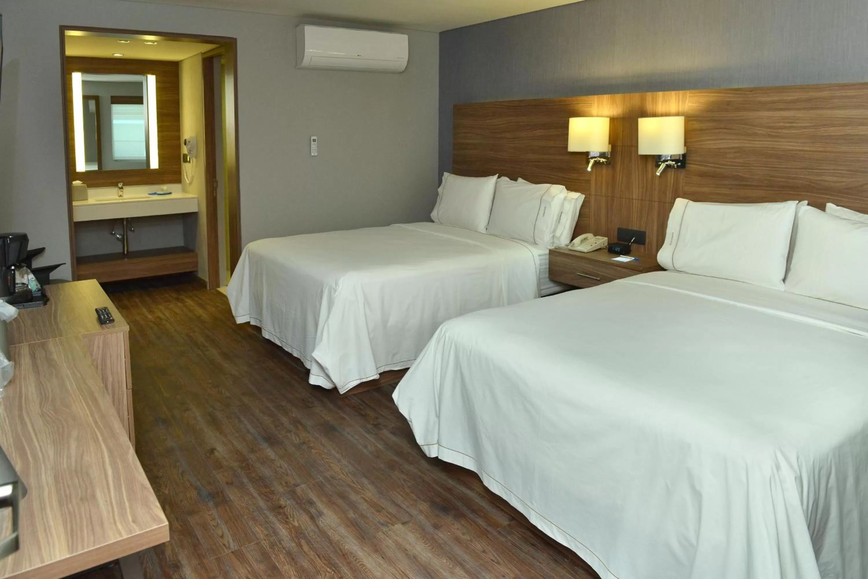 Photo of the whole room, Bed in Holiday Inn Express Morelia by IHG