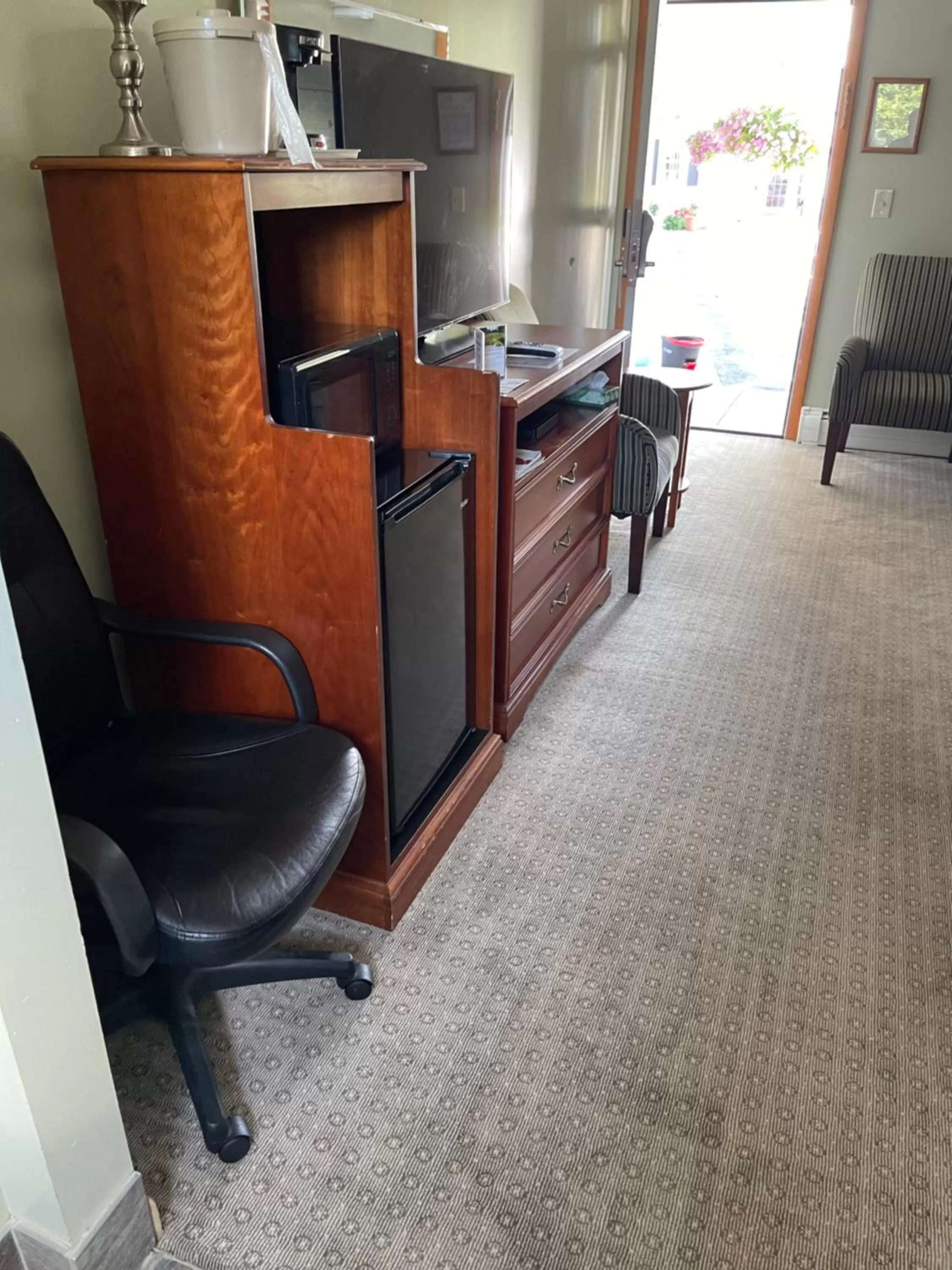 Seating area in Colonial Motel