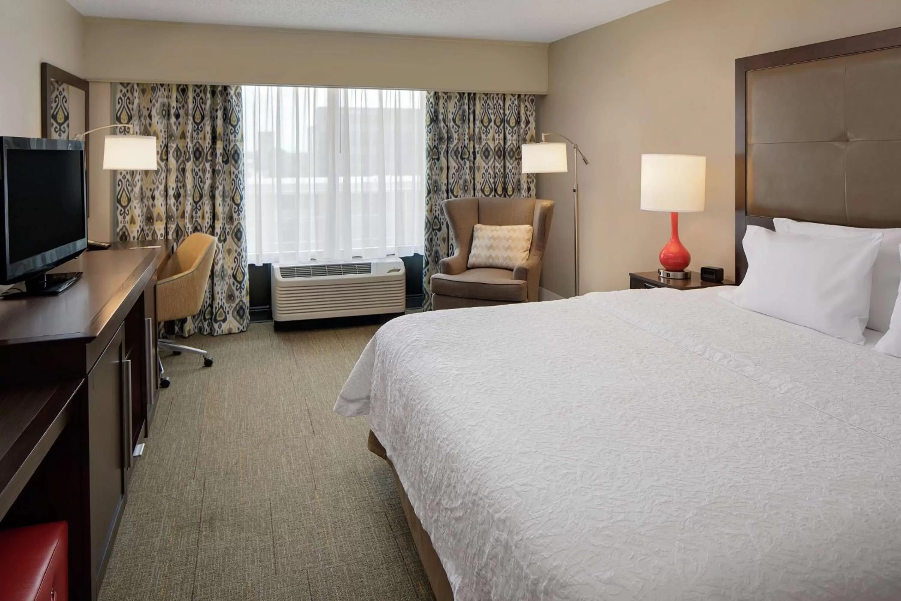 Bed in Hampton Inn Louisville Downtown