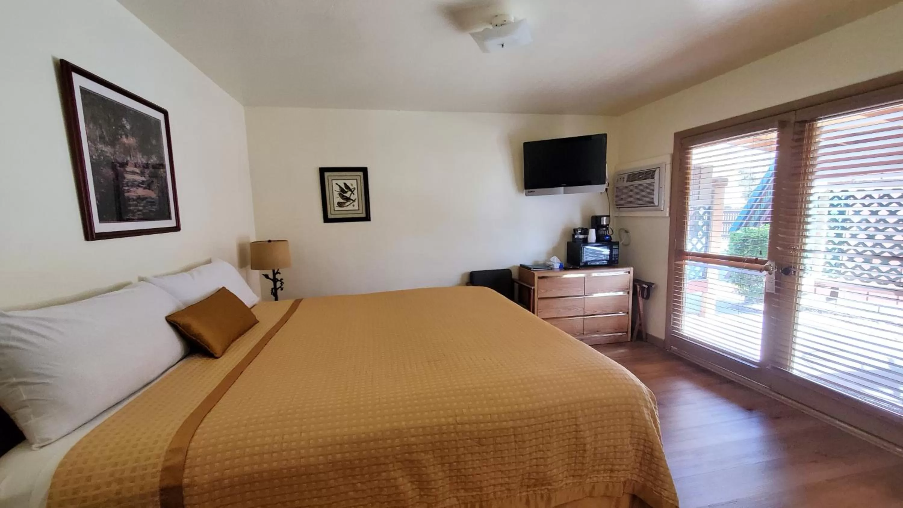 Bed in Kernville Inn