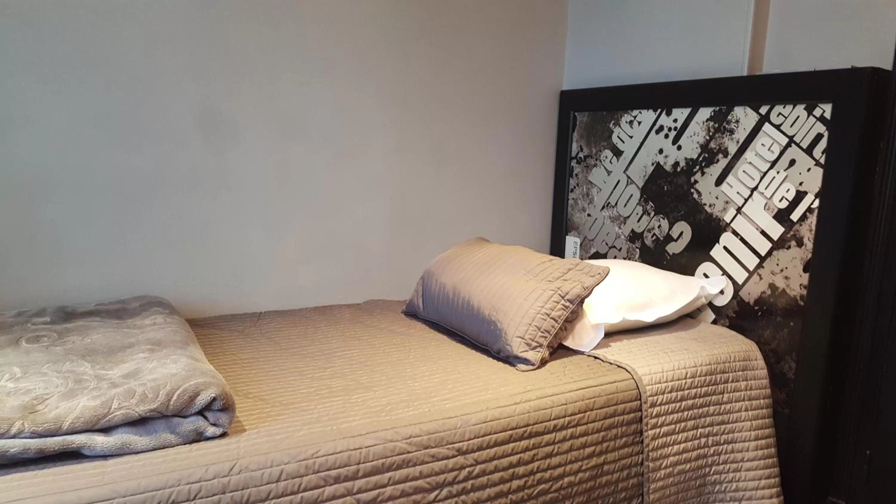 Bedroom, Bed in Café Hôtel de l'Avenir