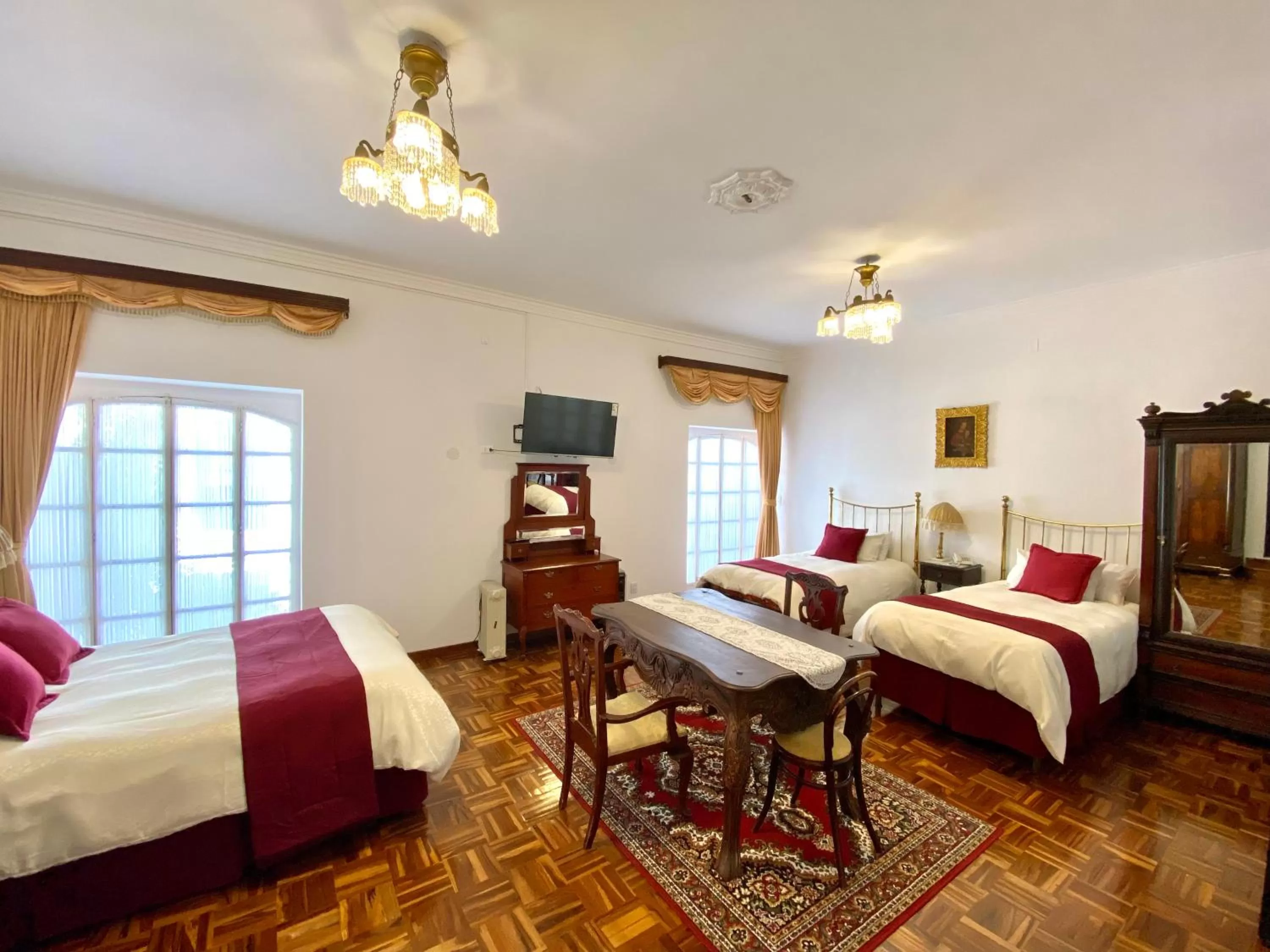 Photo of the whole room, Bed in El Hotel de Su Merced