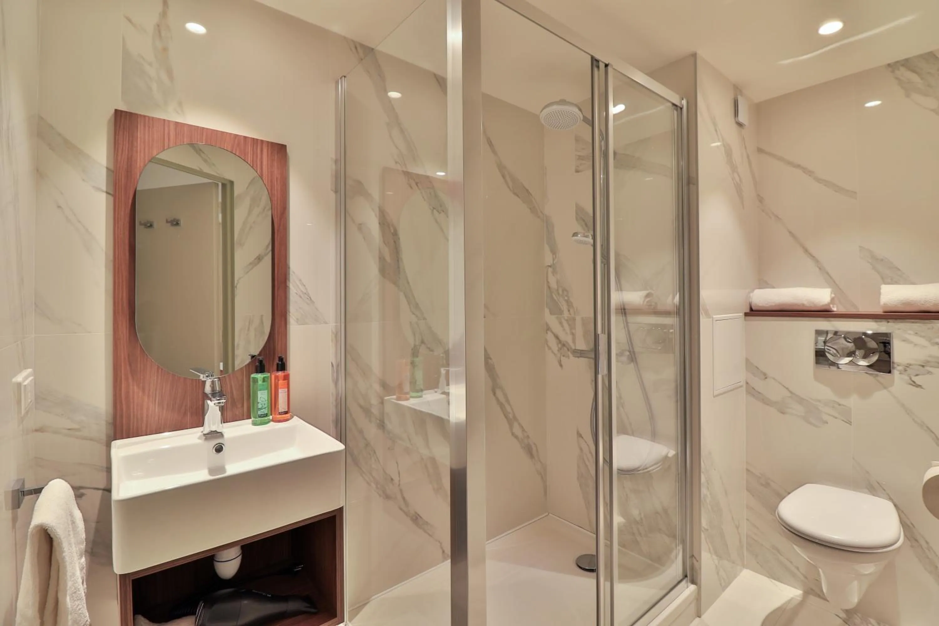 Bathroom in Hotel du Pin Nice Port