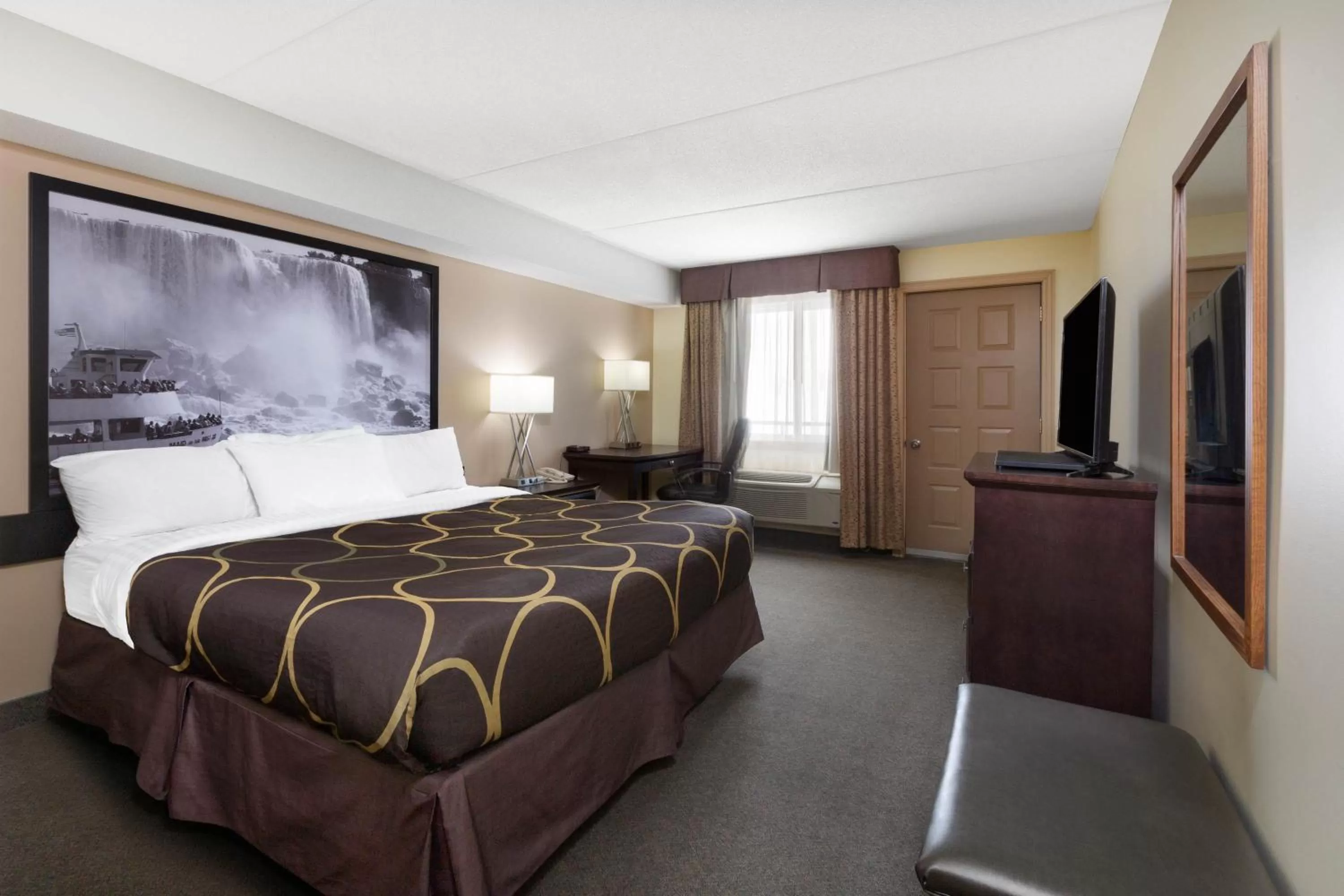 Photo of the whole room, Bed in Super 8 by Wyndham Niagara Falls by the Falls