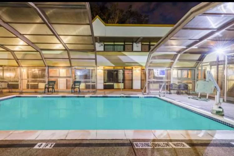 Swimming pool in Days Inn by Wyndham Pittsburgh