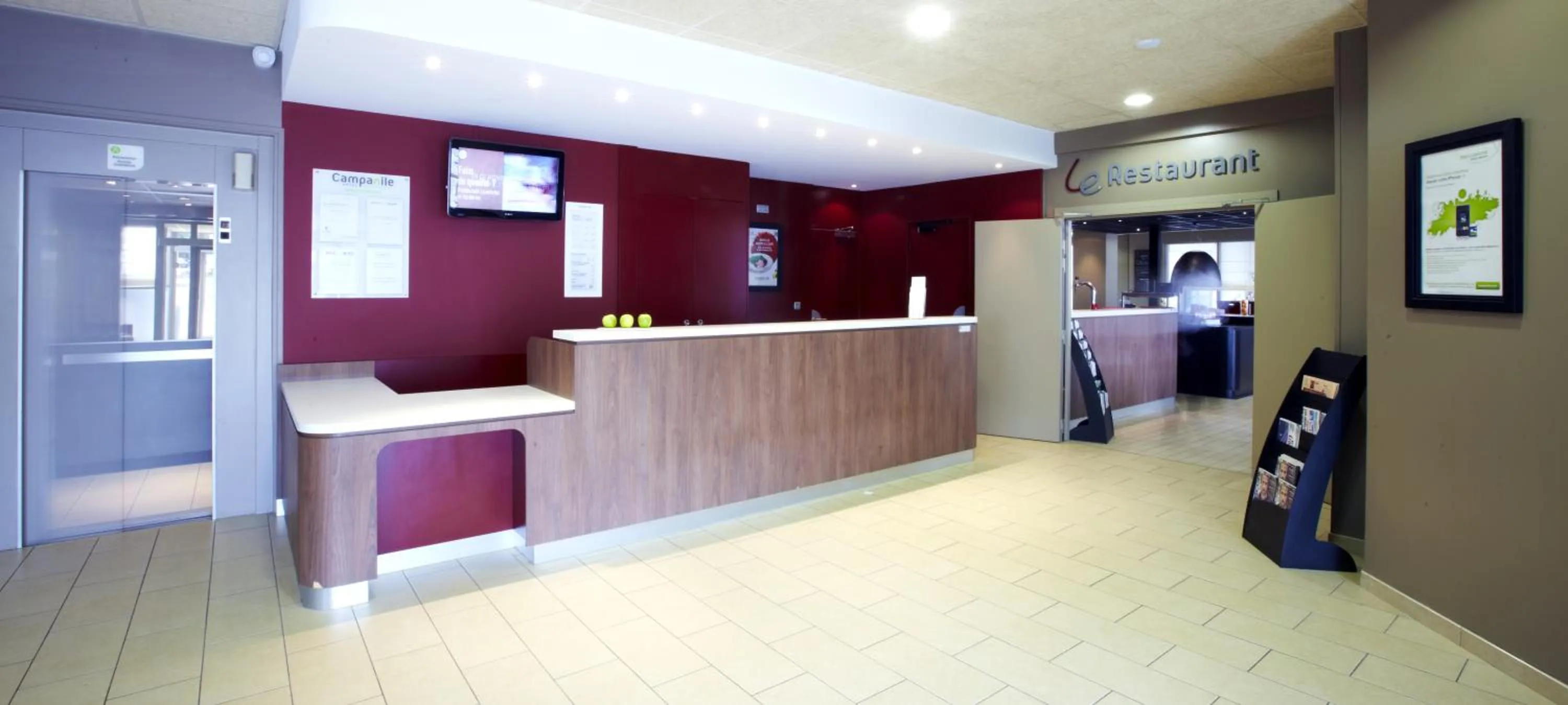 Lobby or reception in Campanile Paris Ouest - Chaville