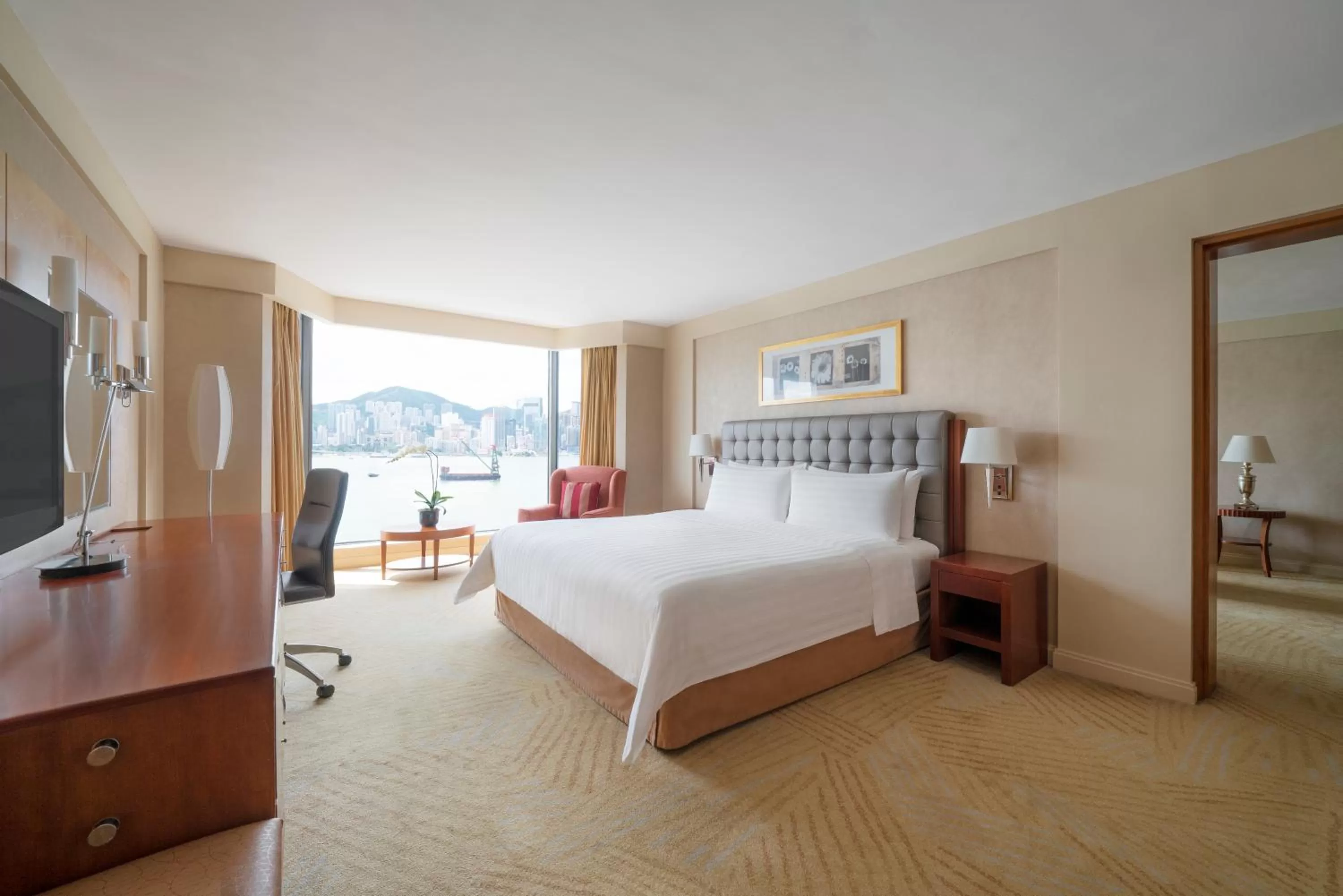 Bedroom, Bed in Kowloon Shangri-La, Hong Kong