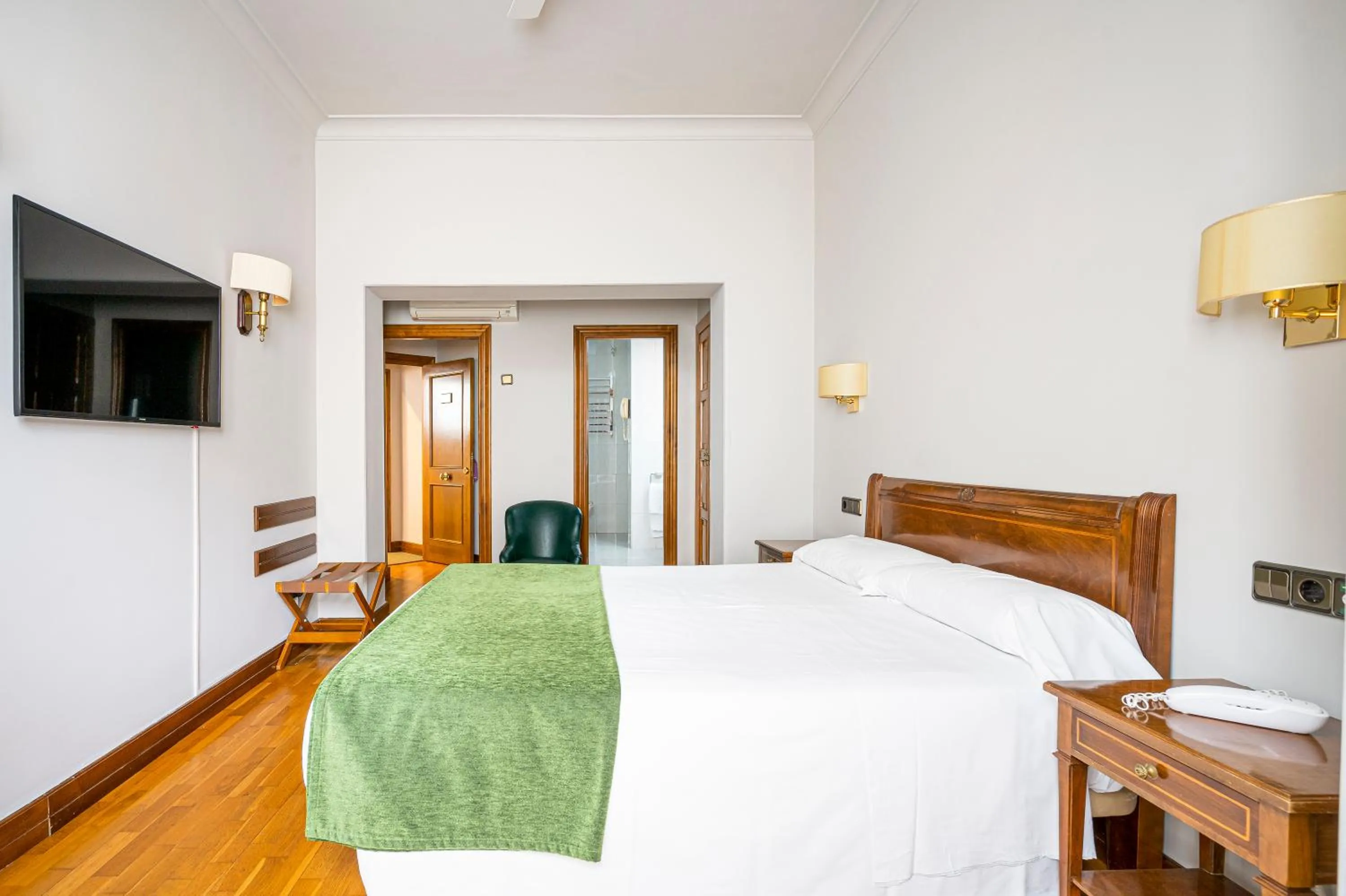 Photo of the whole room, Bed in Hotel Hernán Cortés