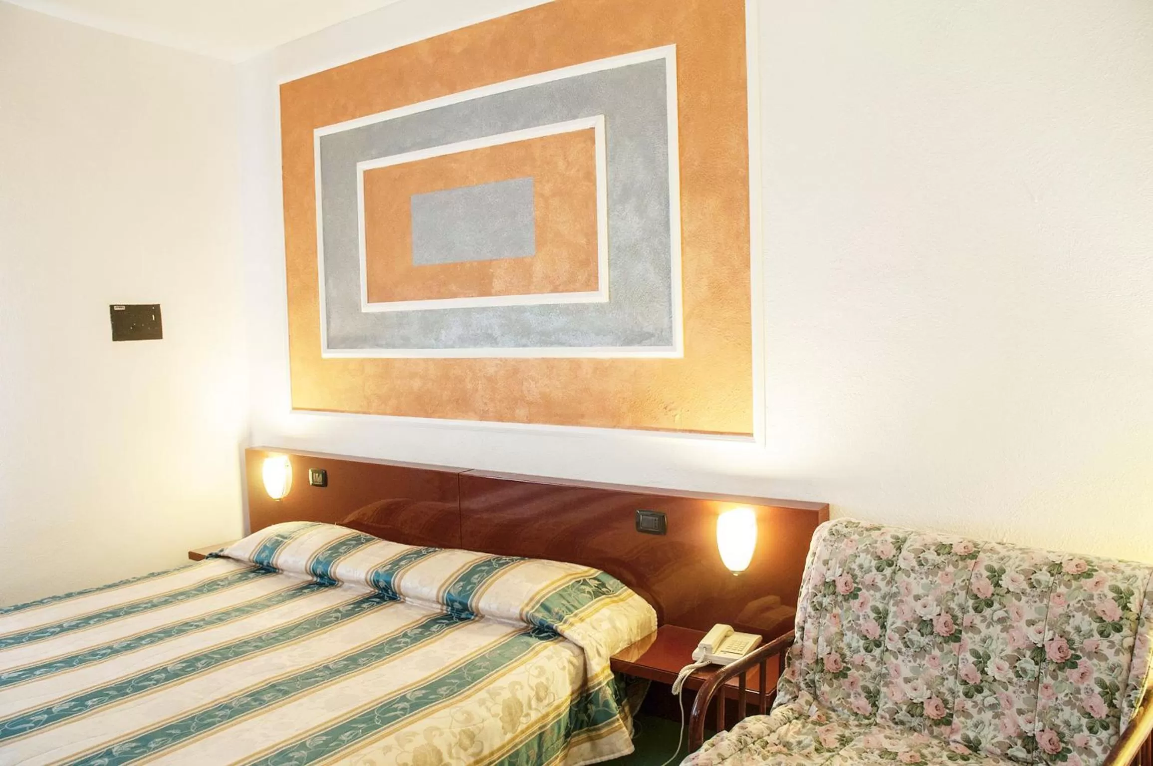 Shower, Bed in Hotel Annabelle