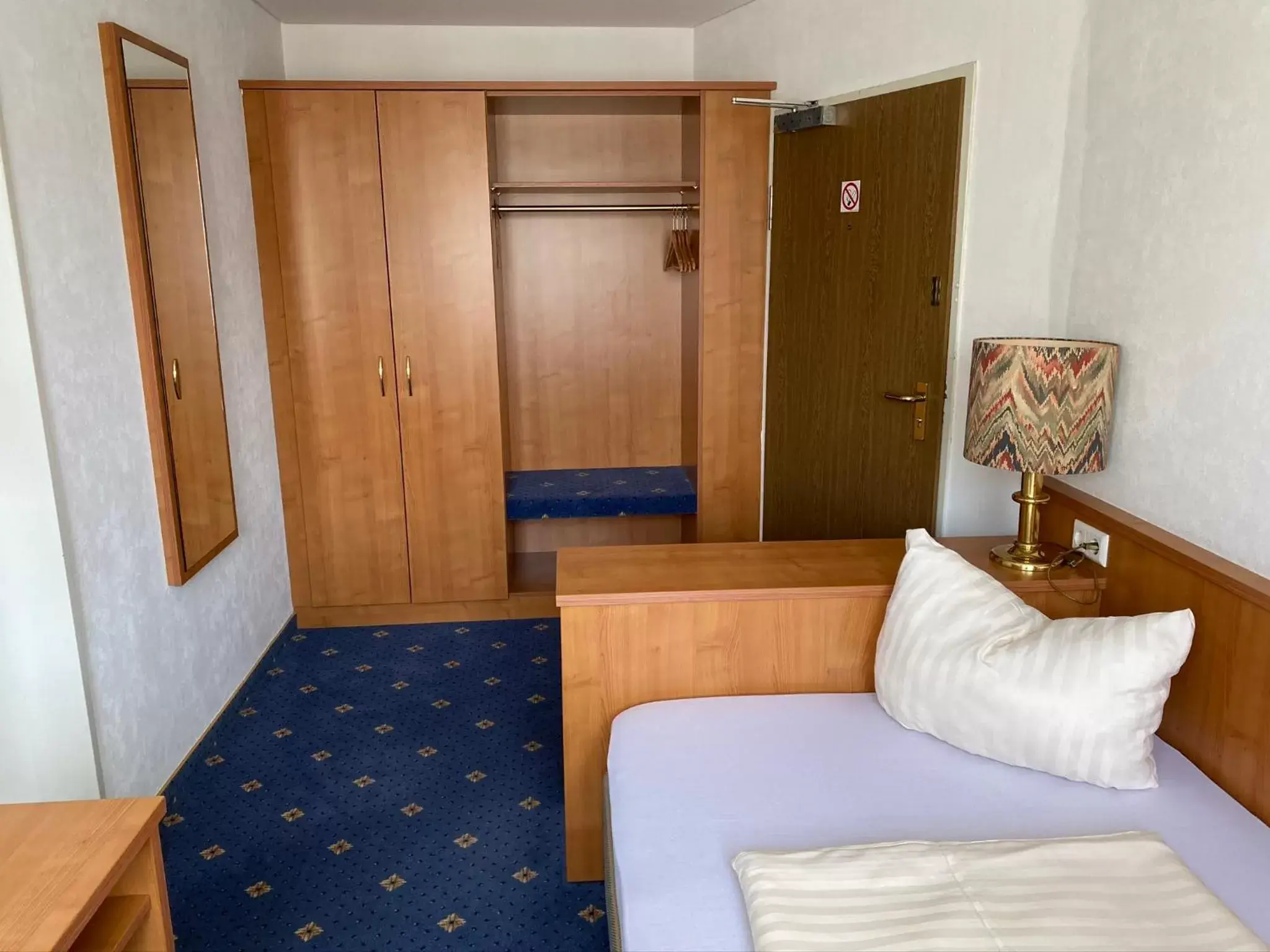 Single Room in Hotel Kaiserhof Single Room in Hotel Kaiserhof