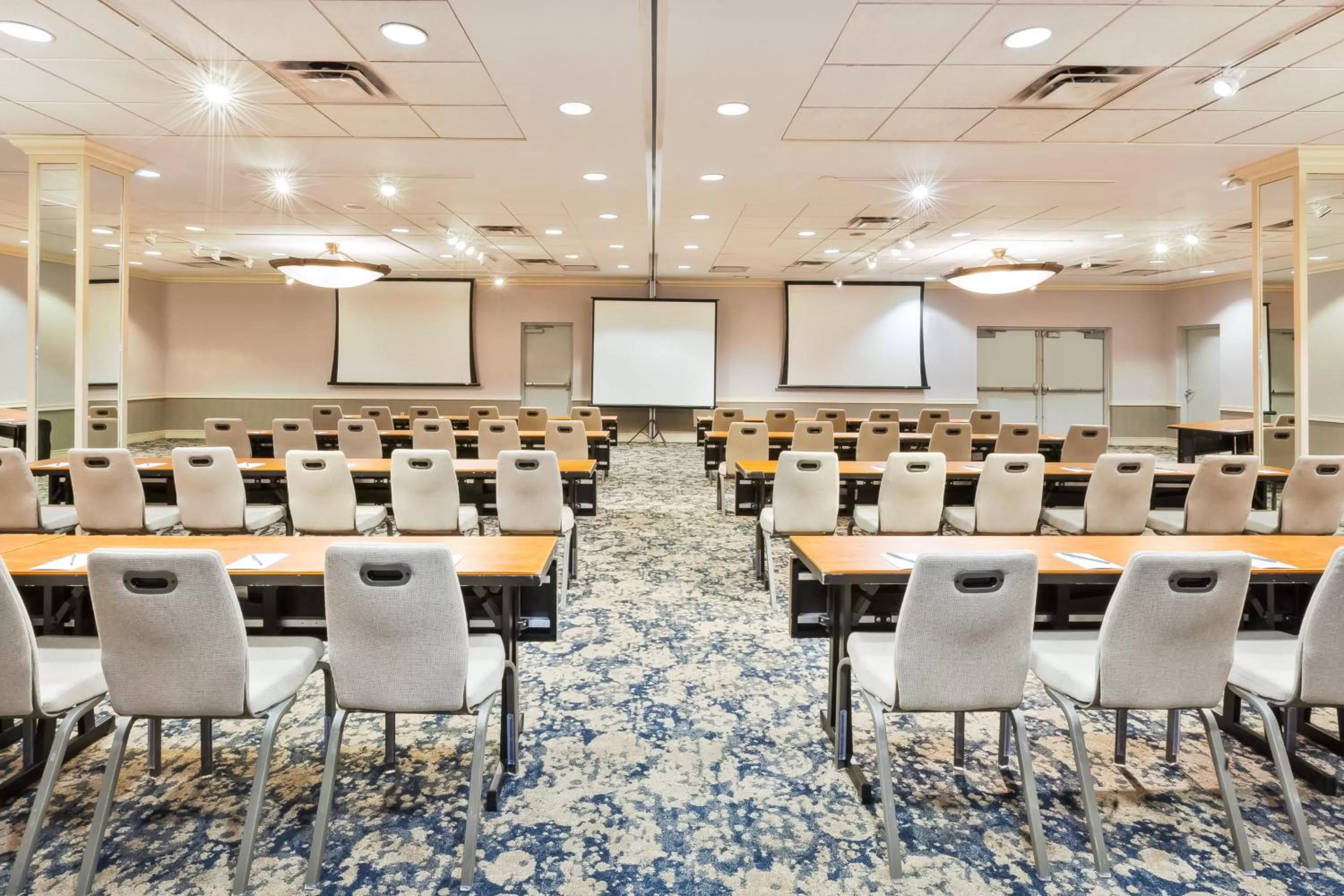 Meeting/conference room in Crowne Plaza Syracuse by IHG