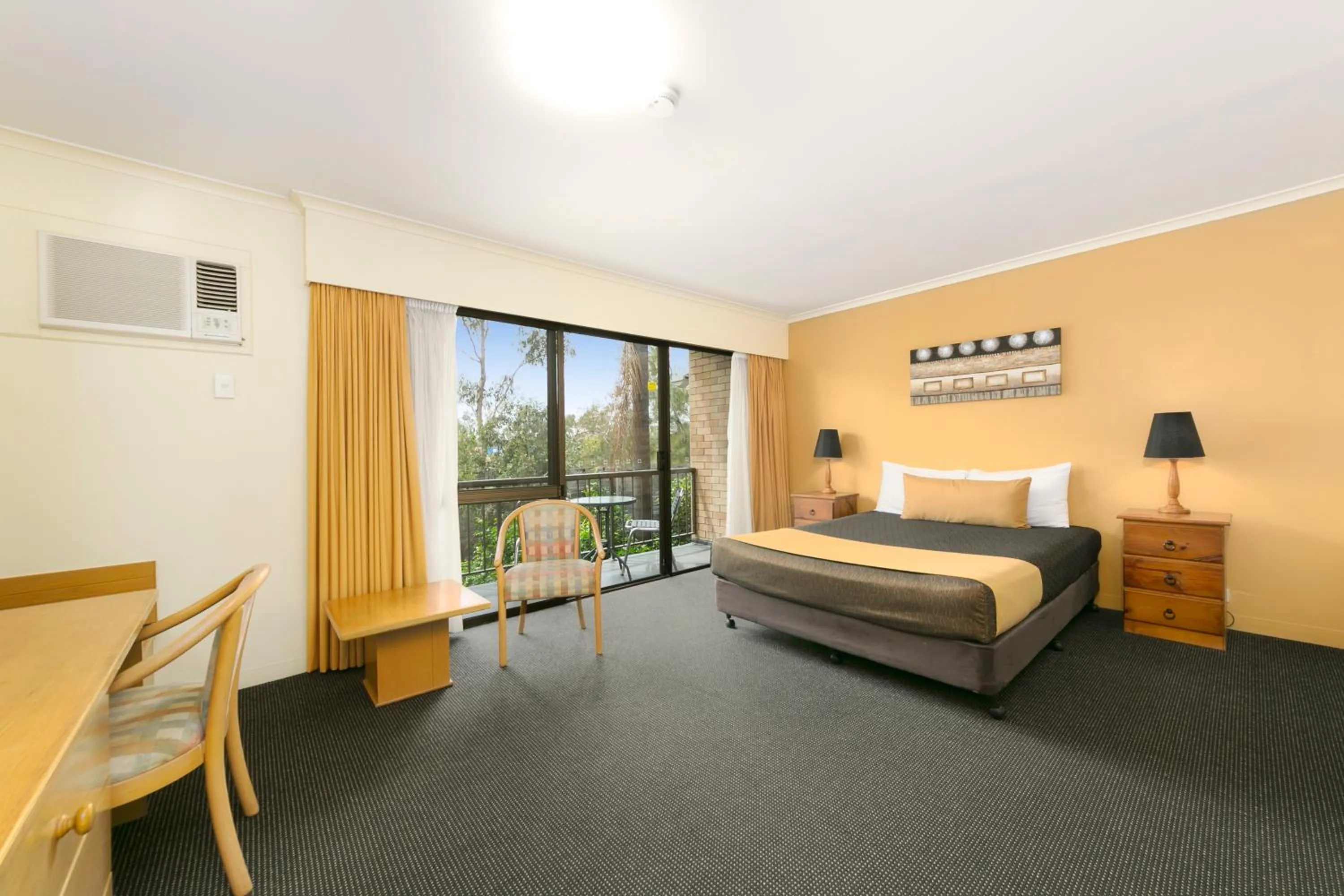 Standard Queen Room in Mt Ommaney Hotel Apartments