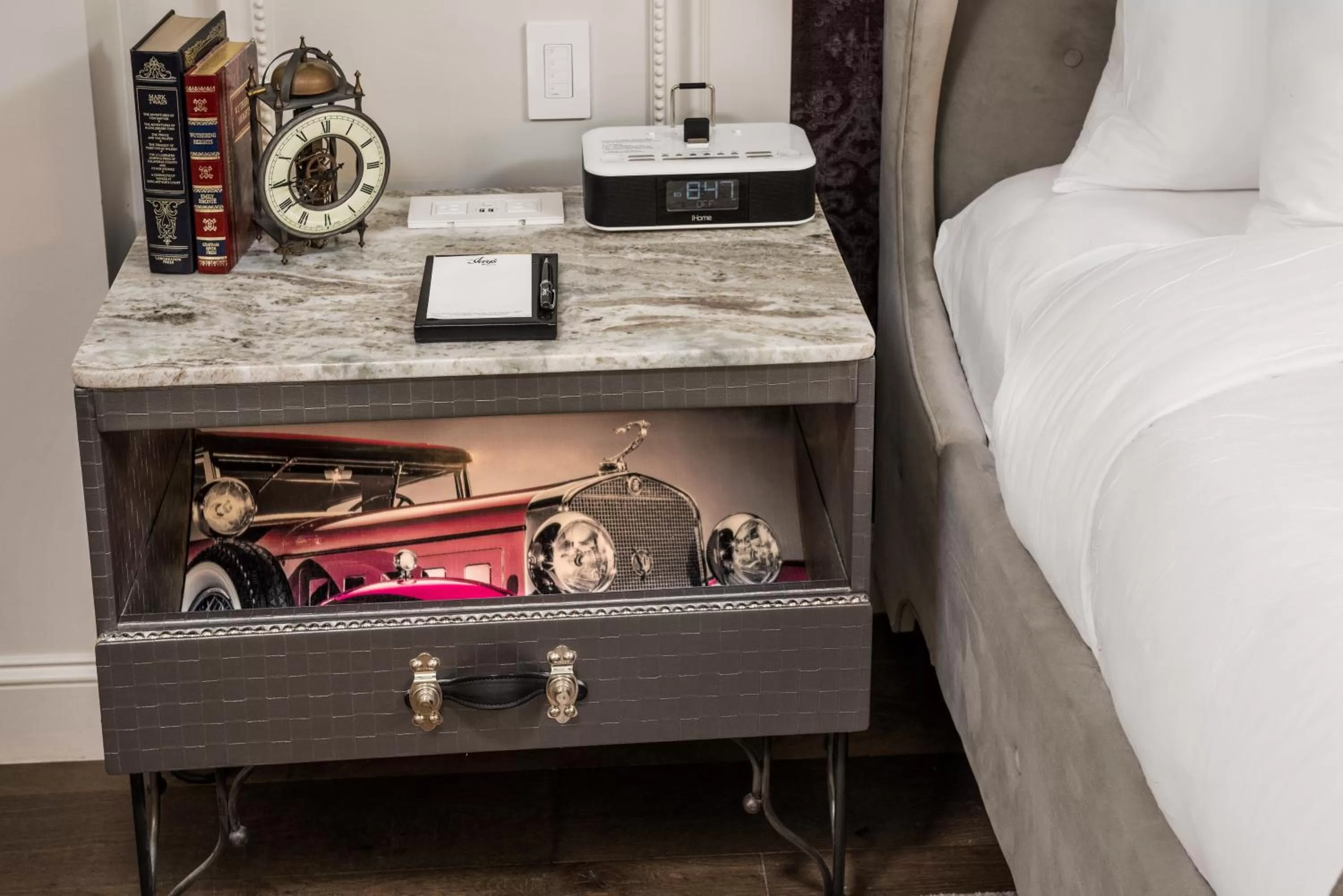 hair dresser, Bed in The Ivey's Hotel