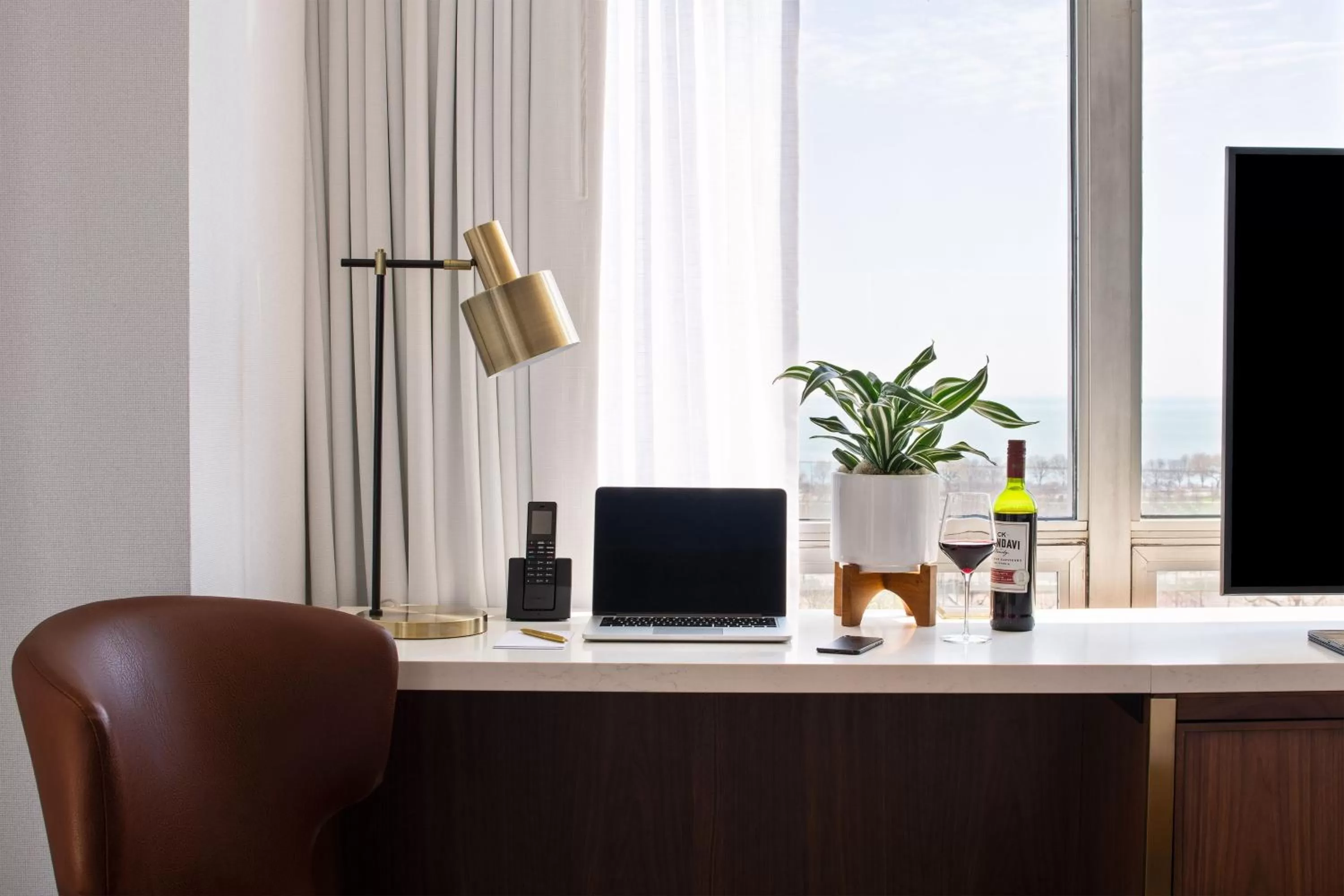 Photo of the whole room in Le Meridien Essex Chicago