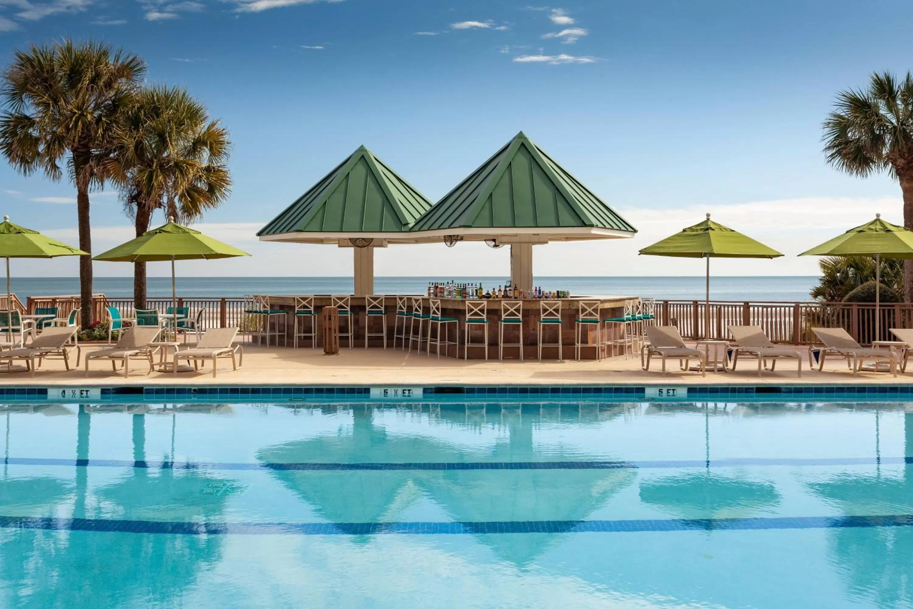 Swimming pool in Hilton Beachfront Resort & Spa Hilton Head Island
