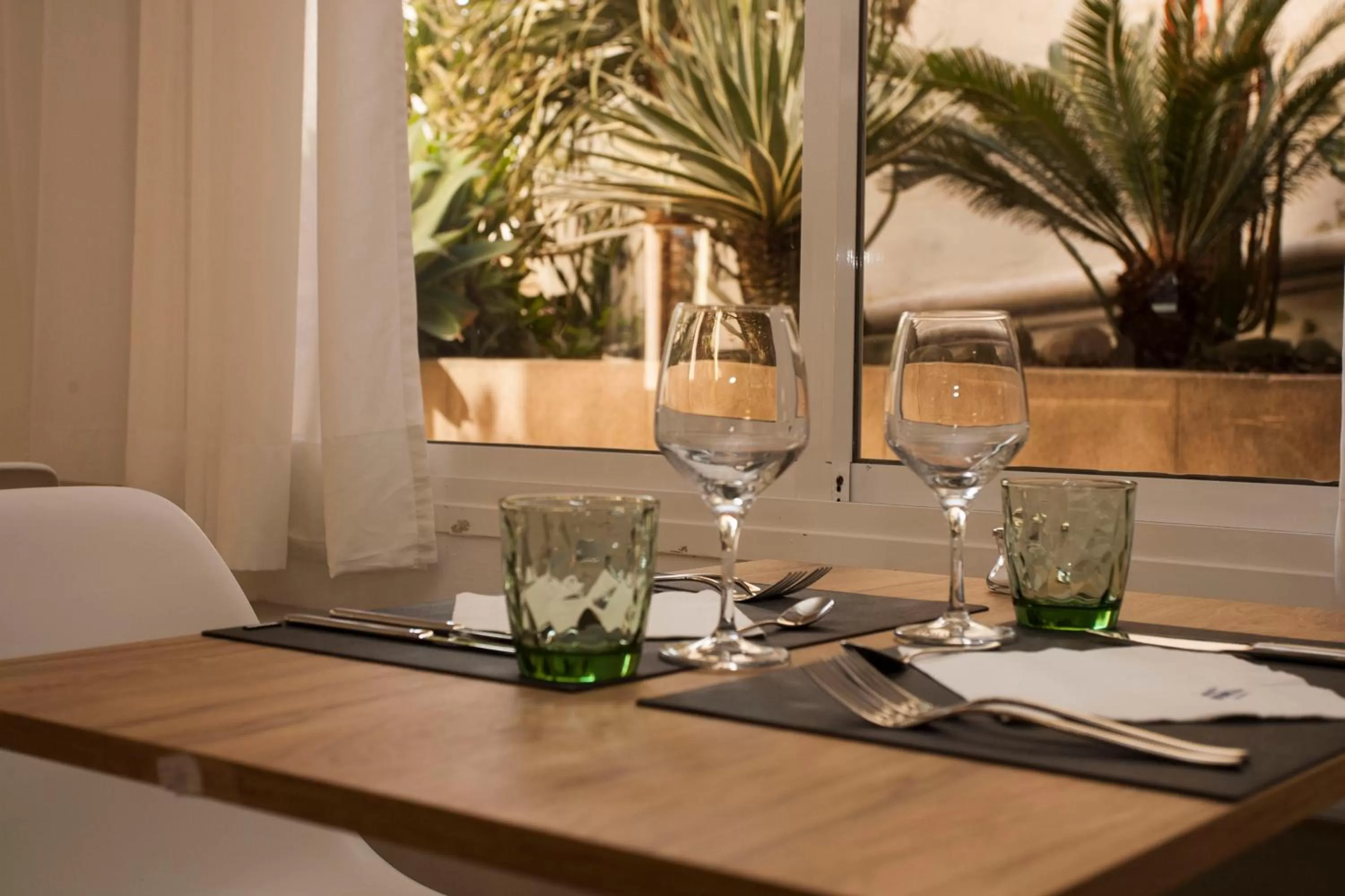 Restaurant/places to eat in Hotel Torá