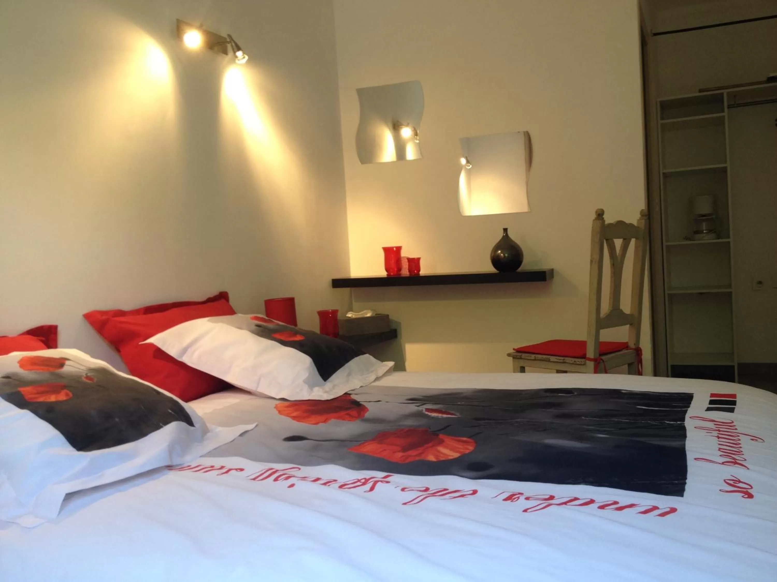 Photo of the whole room, Bed in Chez Louis