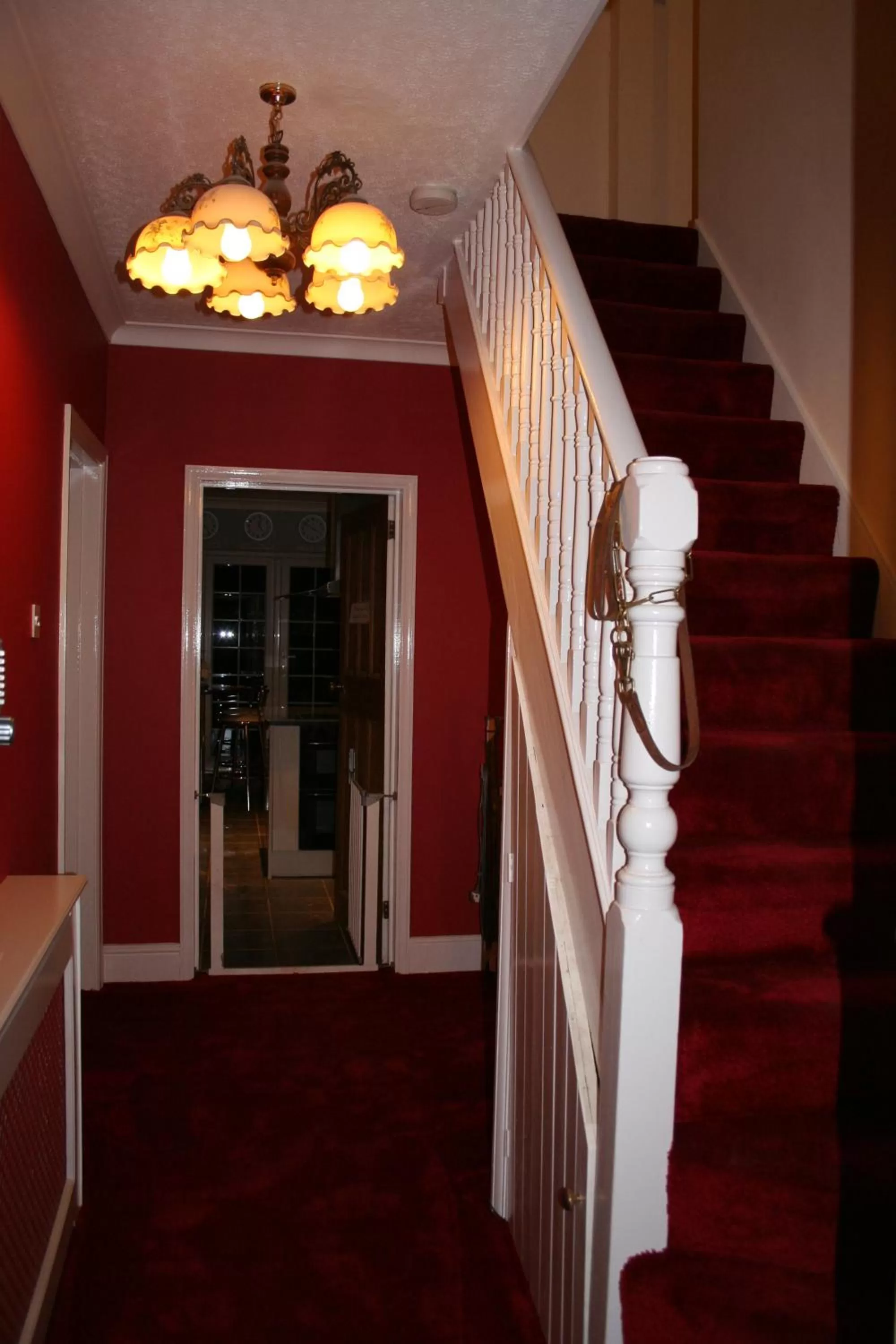 Facade/entrance, Lobby/Reception in Oakhurst Gatwick B&B