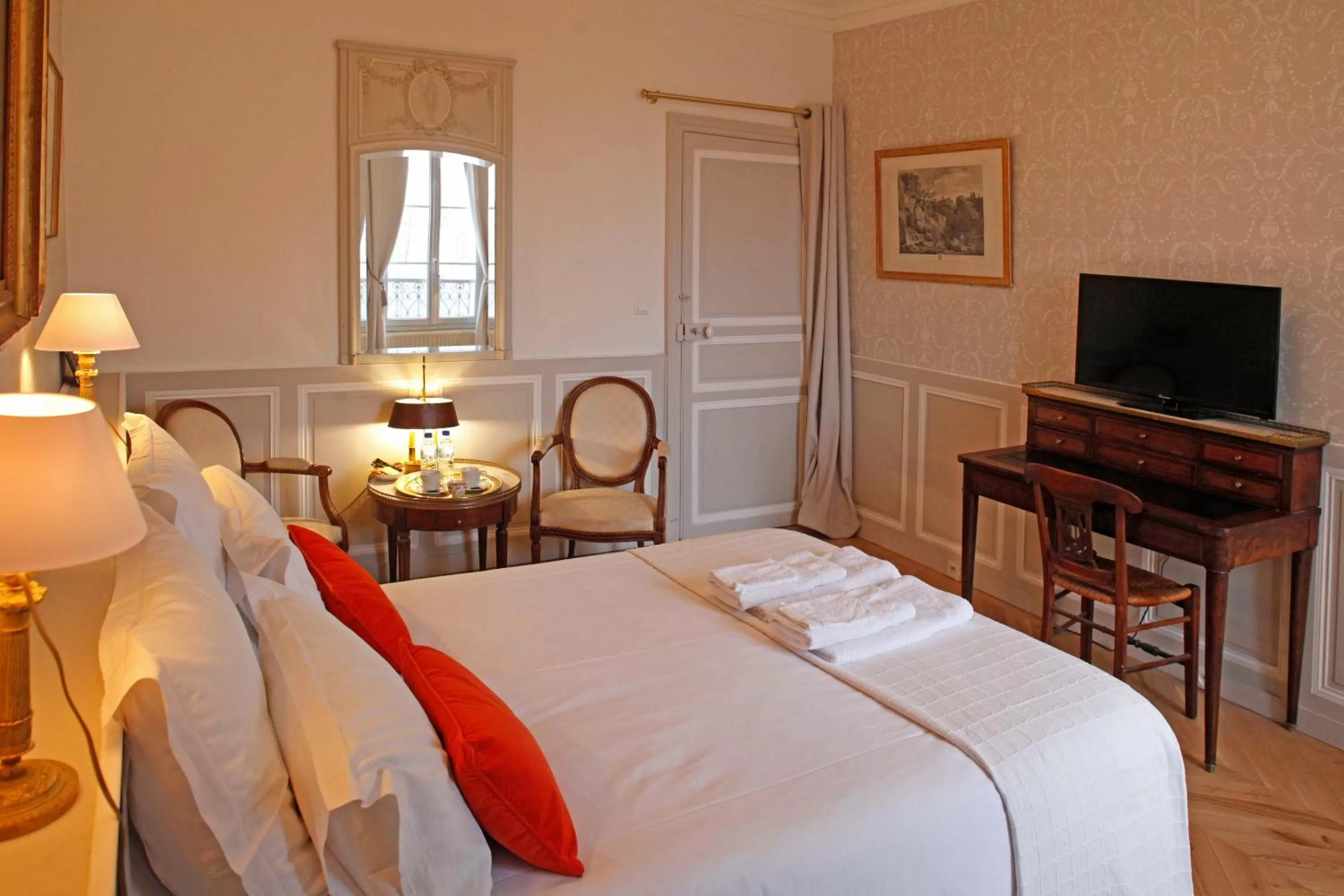 TV and multimedia, Bed in Les Chambres de Mathilde