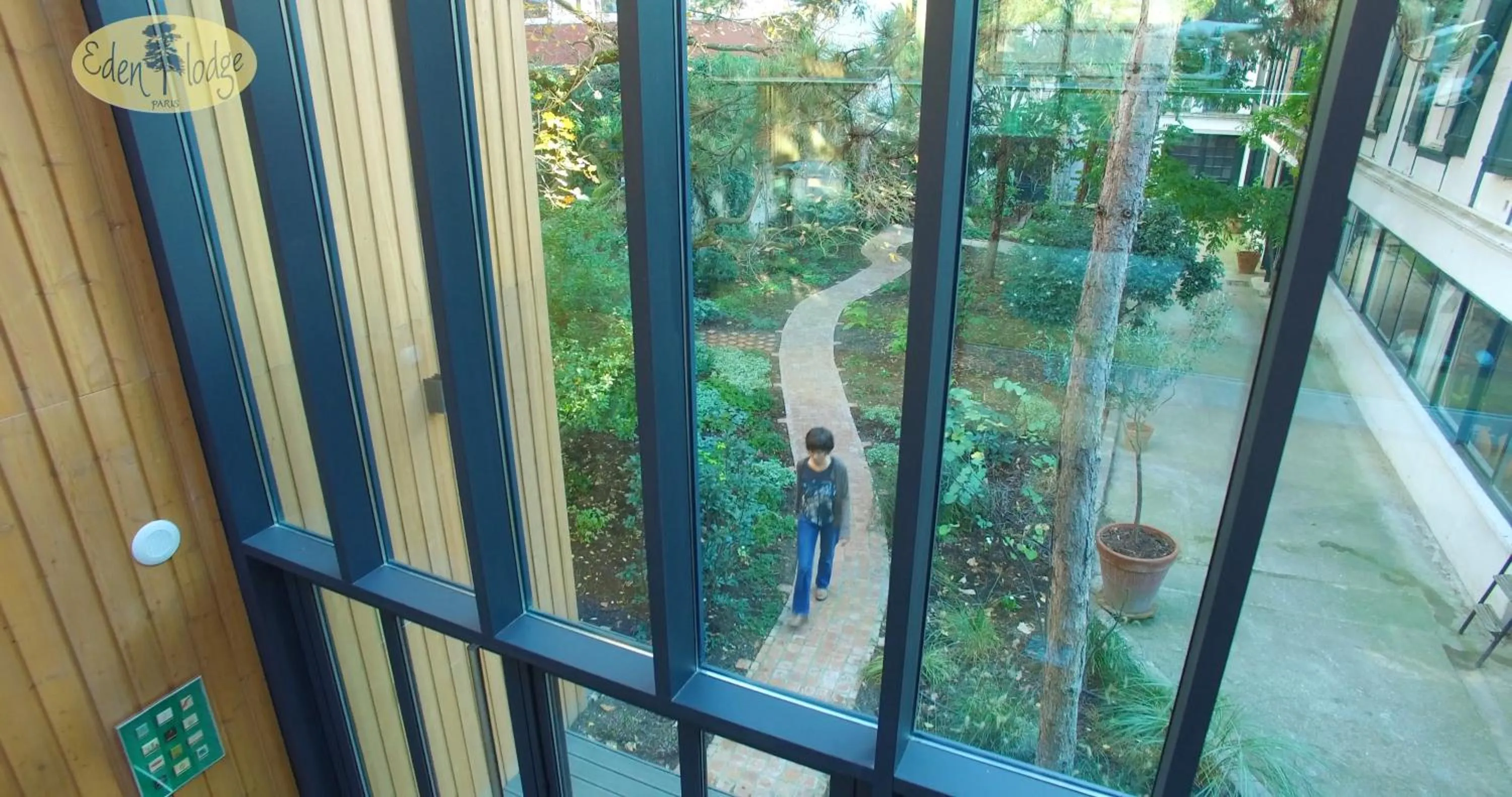 Garden view in Eden Lodge Paris