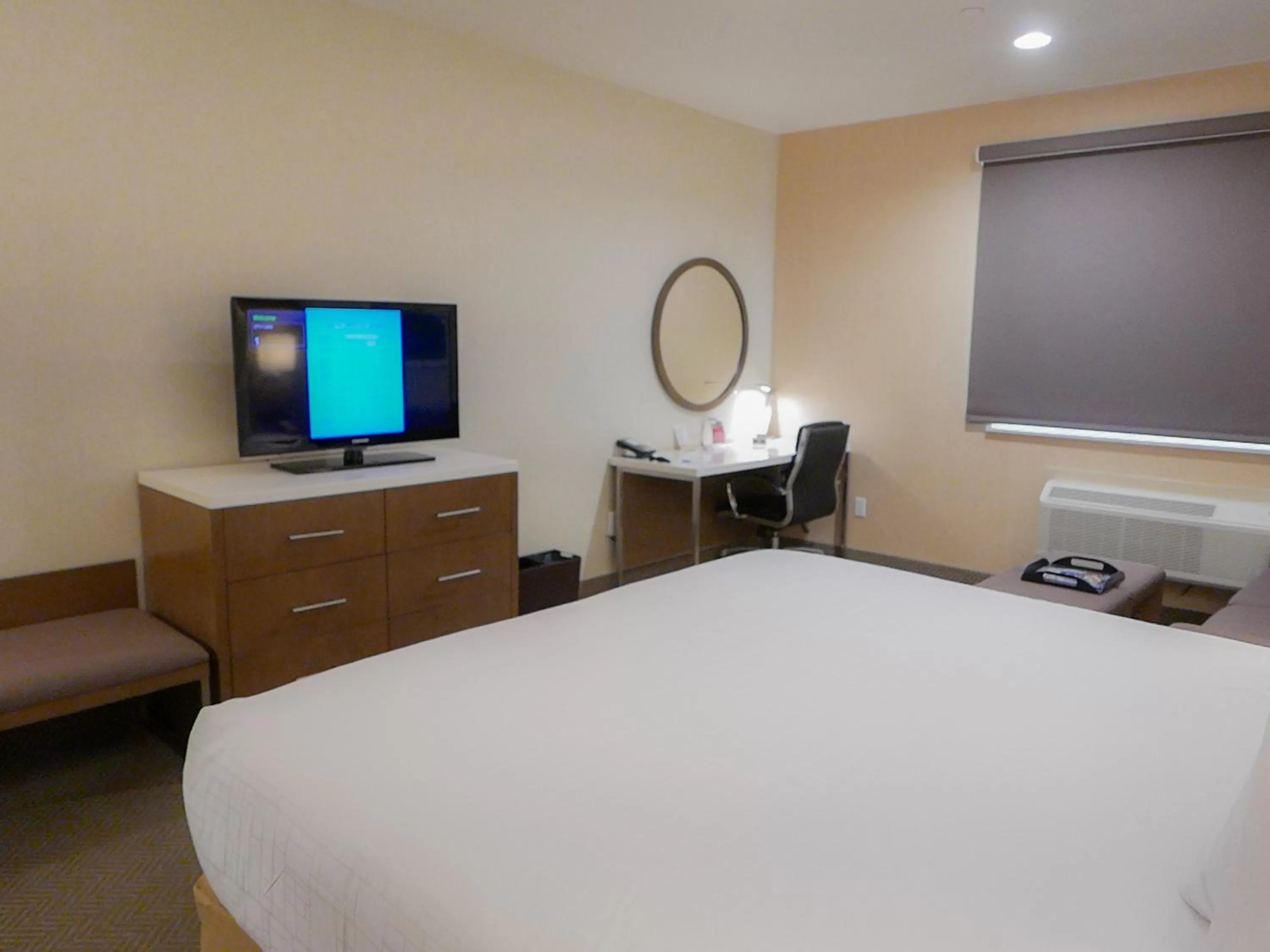 Bed in Wyndham Anaheim